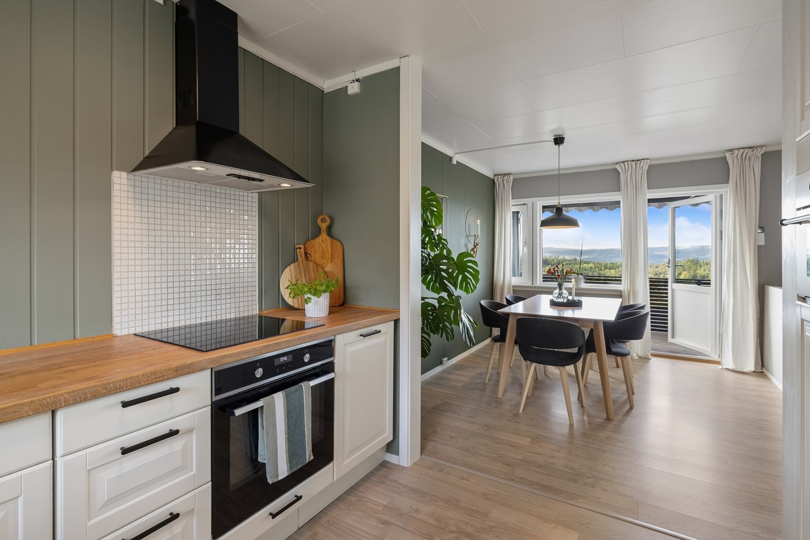 Fra stuen er det også direkte utgang til en vestvendt veranda hvor varme sommerdager kan nytes. Galleribilde