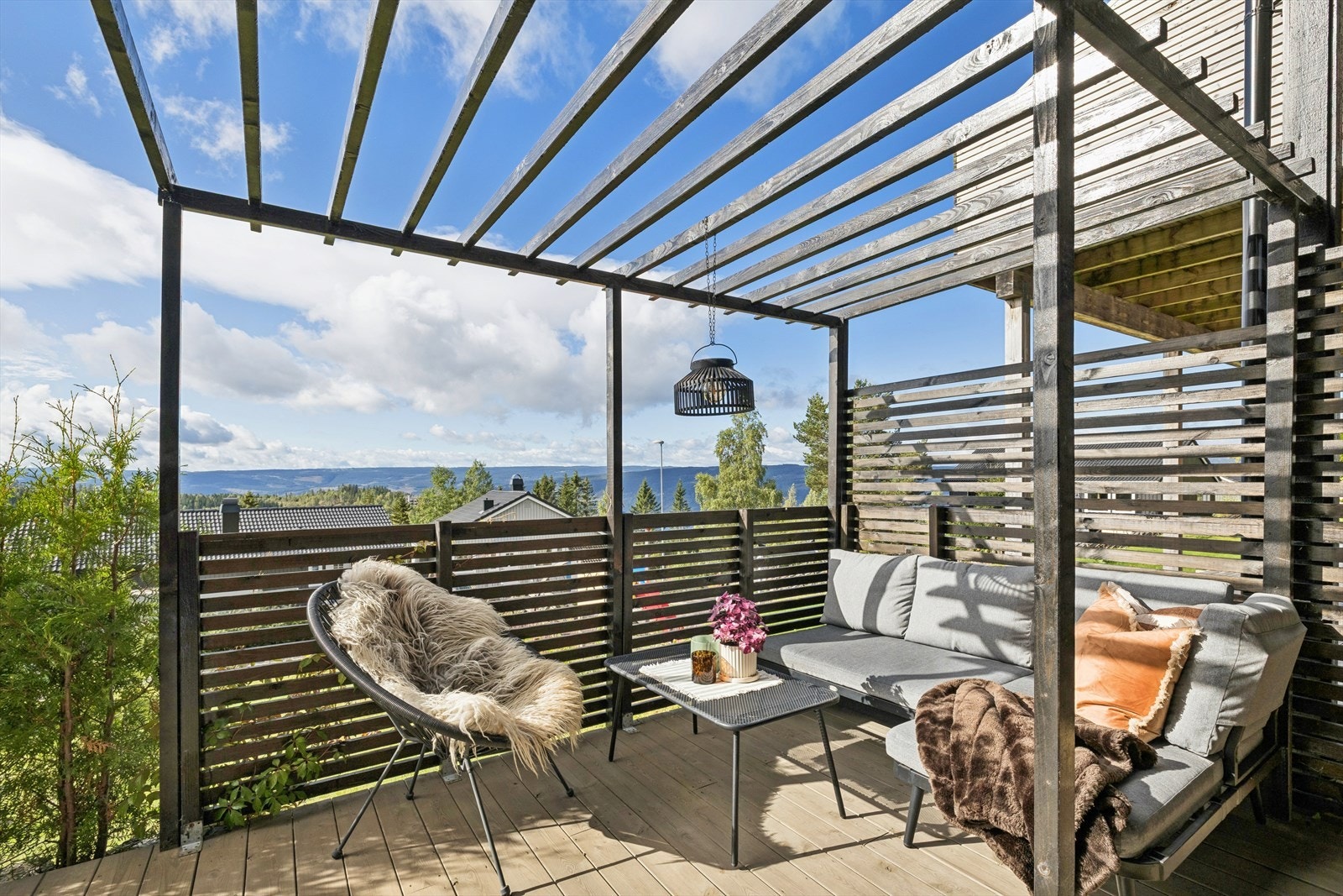 Terrassen i underetasjen er også utstyrt med pergola. Galleribilde
