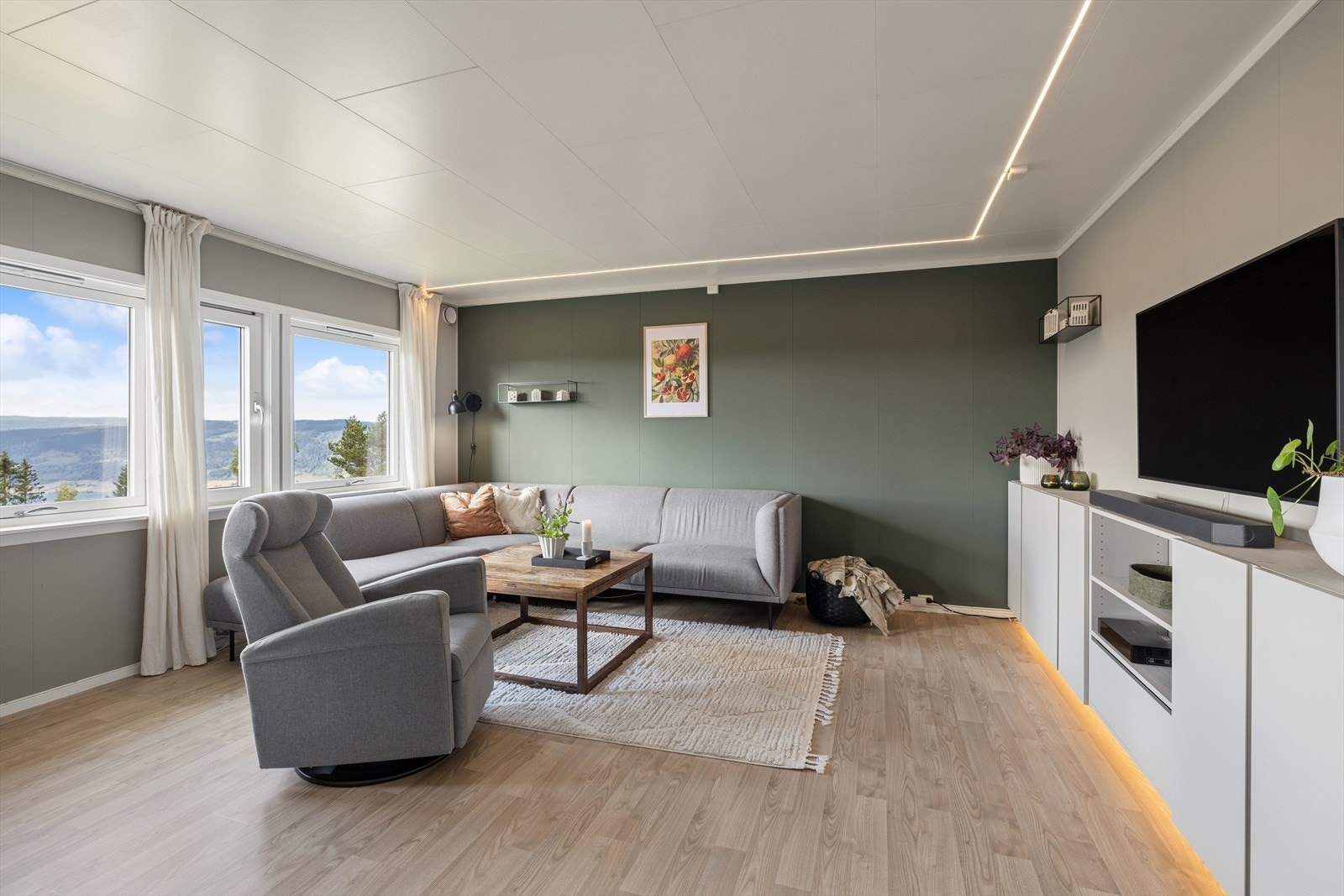 Stuen har god plass til en romslig sofagruppe og mediemøbler. Galleribilde