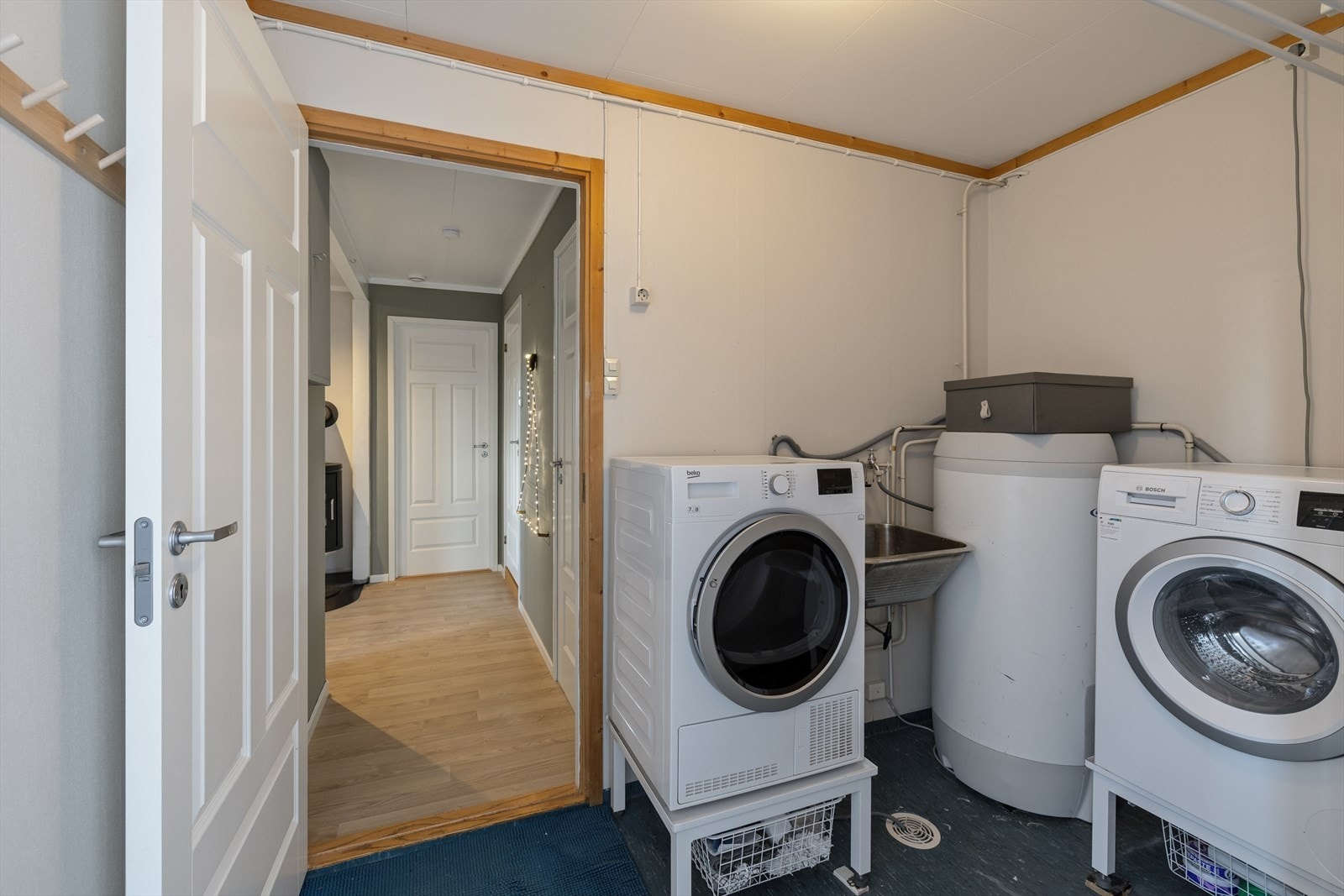 Kombinert vaskerom og teknisk rom med opplegg for vaskemaskin, utslagsvask og varmtvannstank på 200 liter fra 2010. Galleribilde