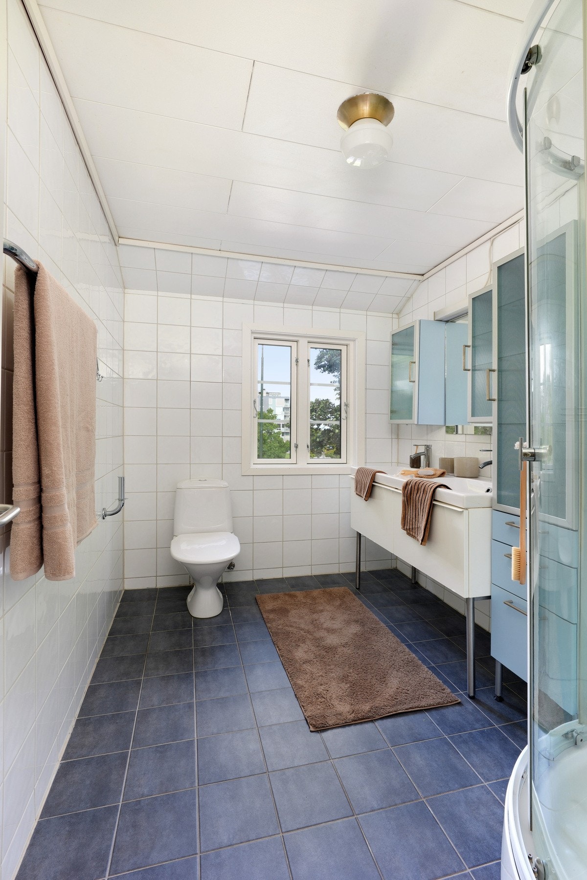 Helfliset bad med varmekabler, dusjkabinett, vask og wc. Galleribilde