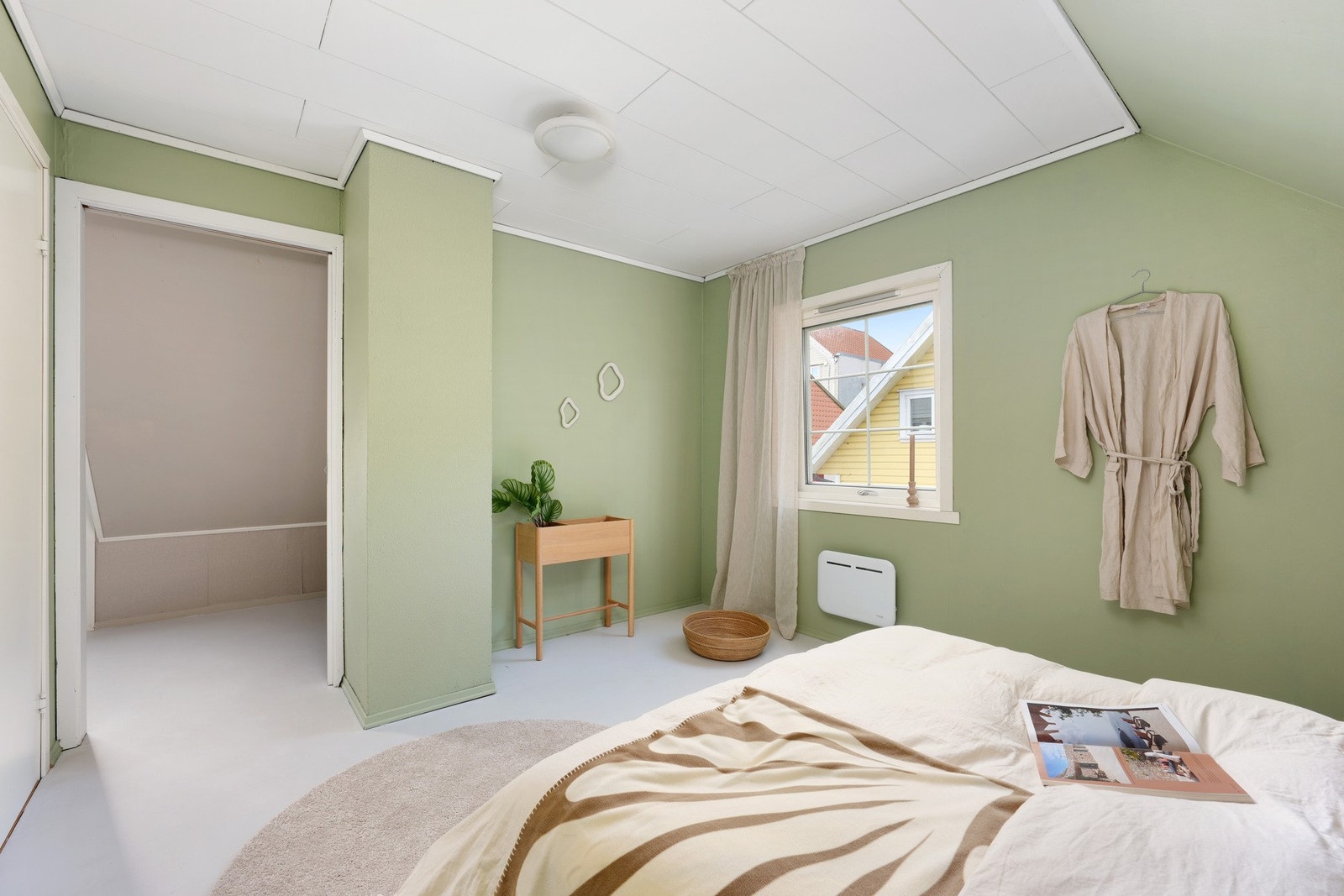 Fra soverommet er det dør til garderoberom som igjen leder til liten veranda Galleribilde