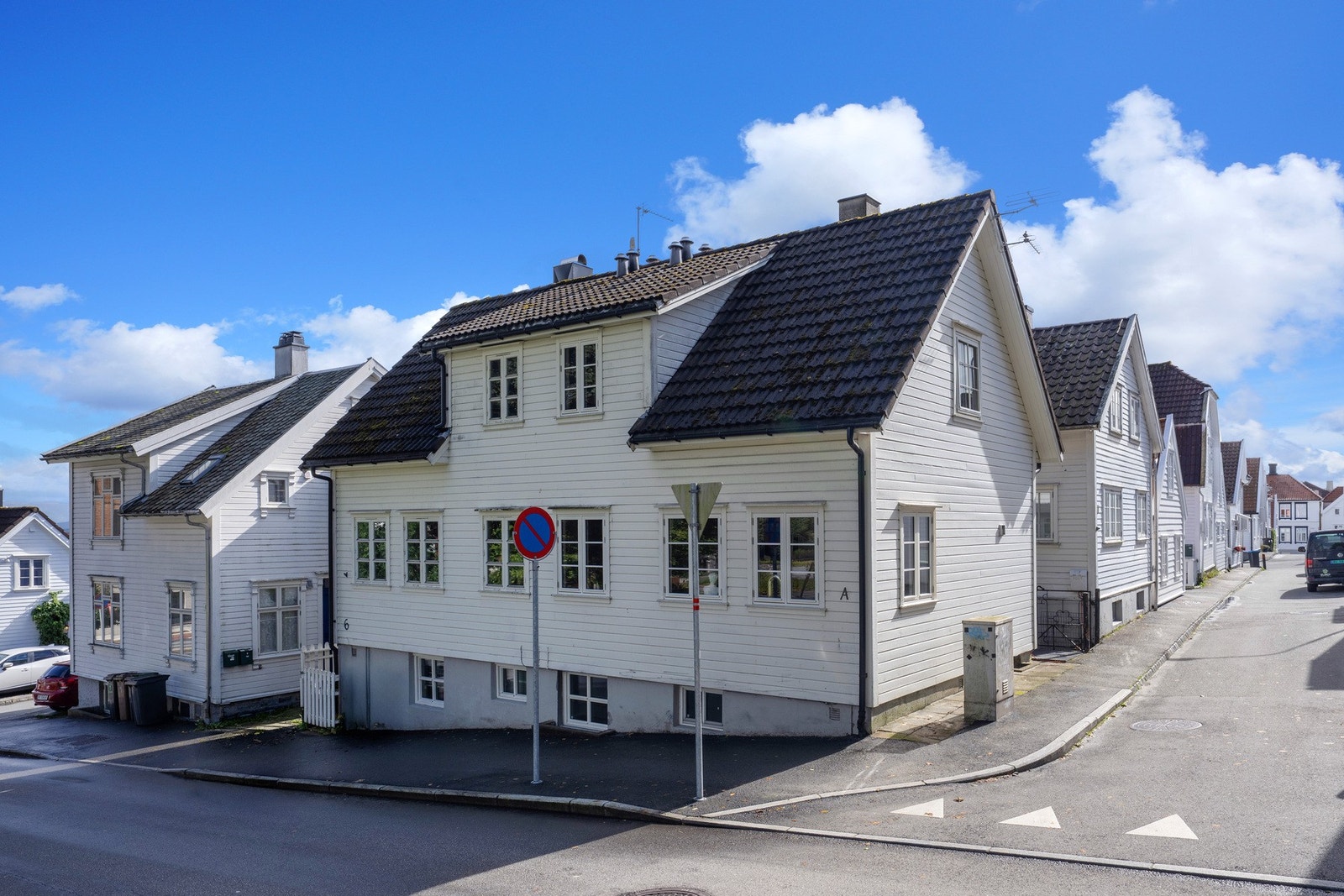 Vertikaldelt bygget i 1984 - i et område hvor alt rundt er fra 1850 og 1860 tallet Galleribilde