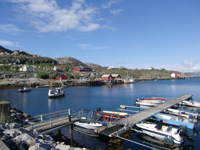 Ytre Skjervøya – et særpreget kystmiljø med sjø, svaberg og tradisjonell kystbebyggelse. Galleribilde