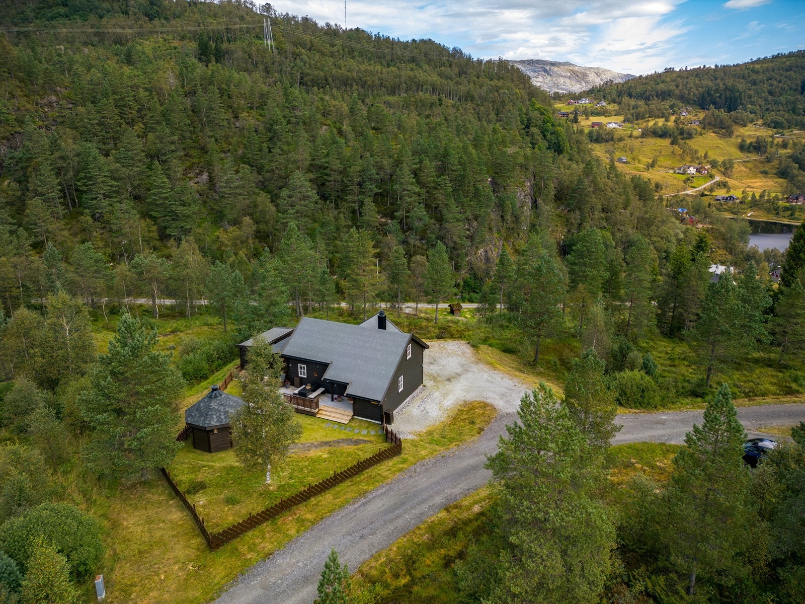 Hytten ligger i Svensdalen nedenfor Høysæter i Samnanger, med et utall turmuligheter både sommer og vinter Galleribilde