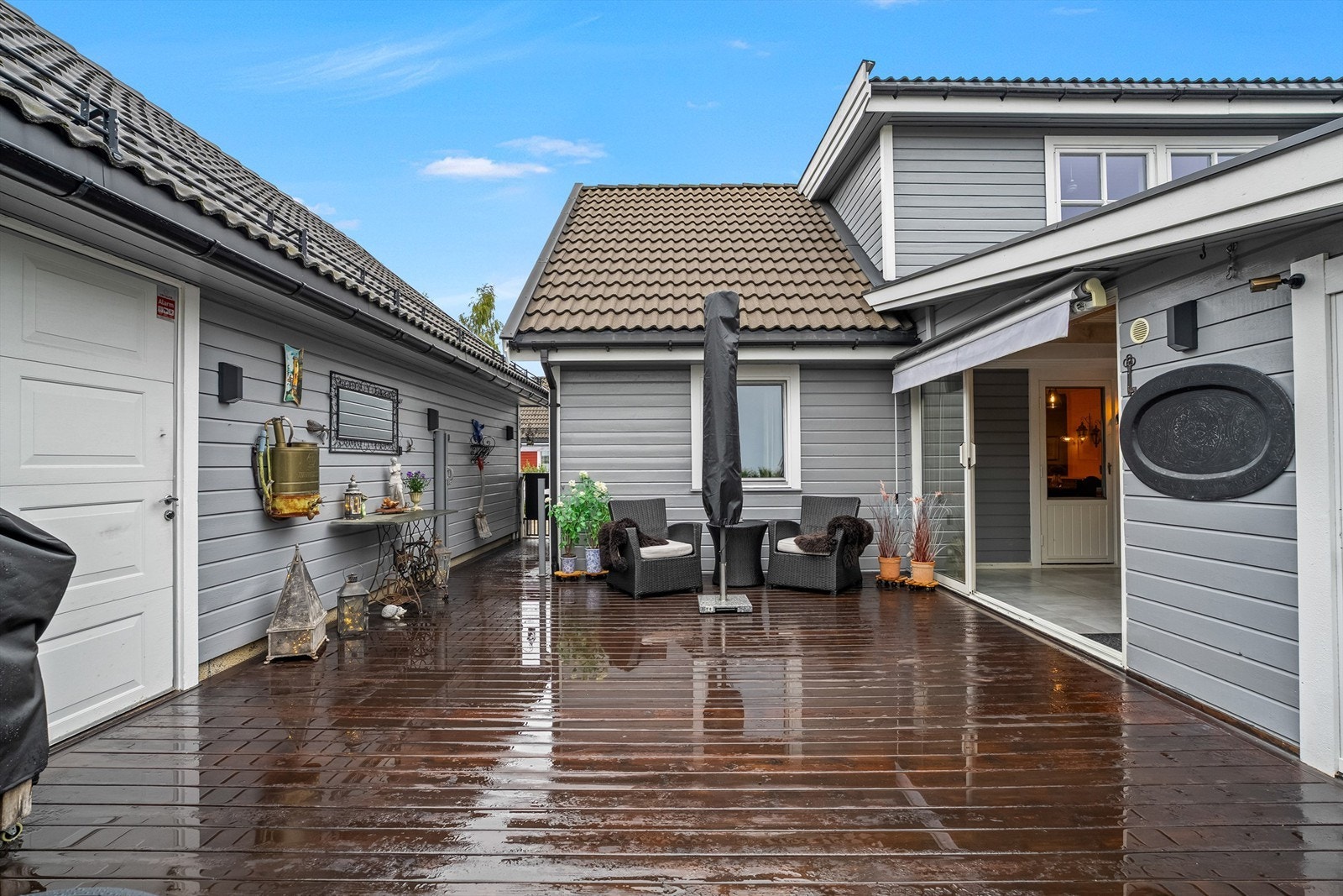 Utgang til gårdsplass fra terrassen. Galleribilde