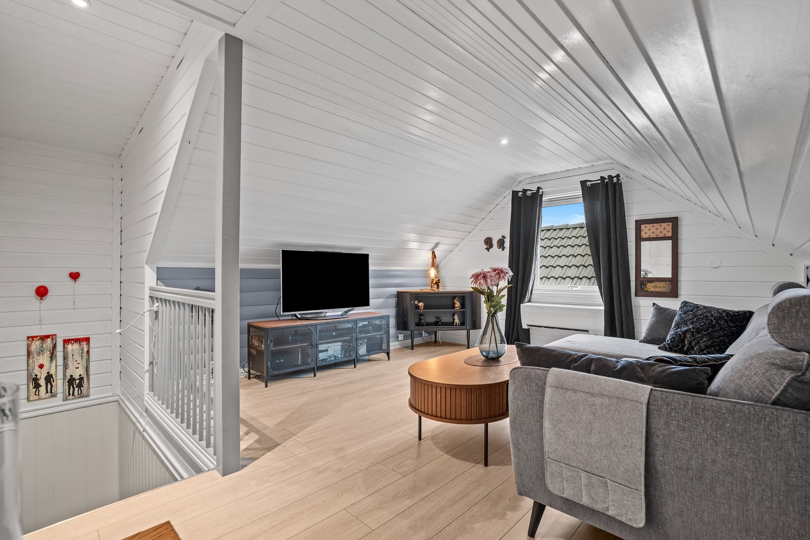 Det er innredet rom som stue i andre etasje med skråhimling. Etasjen er ikke bruksendret eller godkjent til varig opphold. Galleribilde