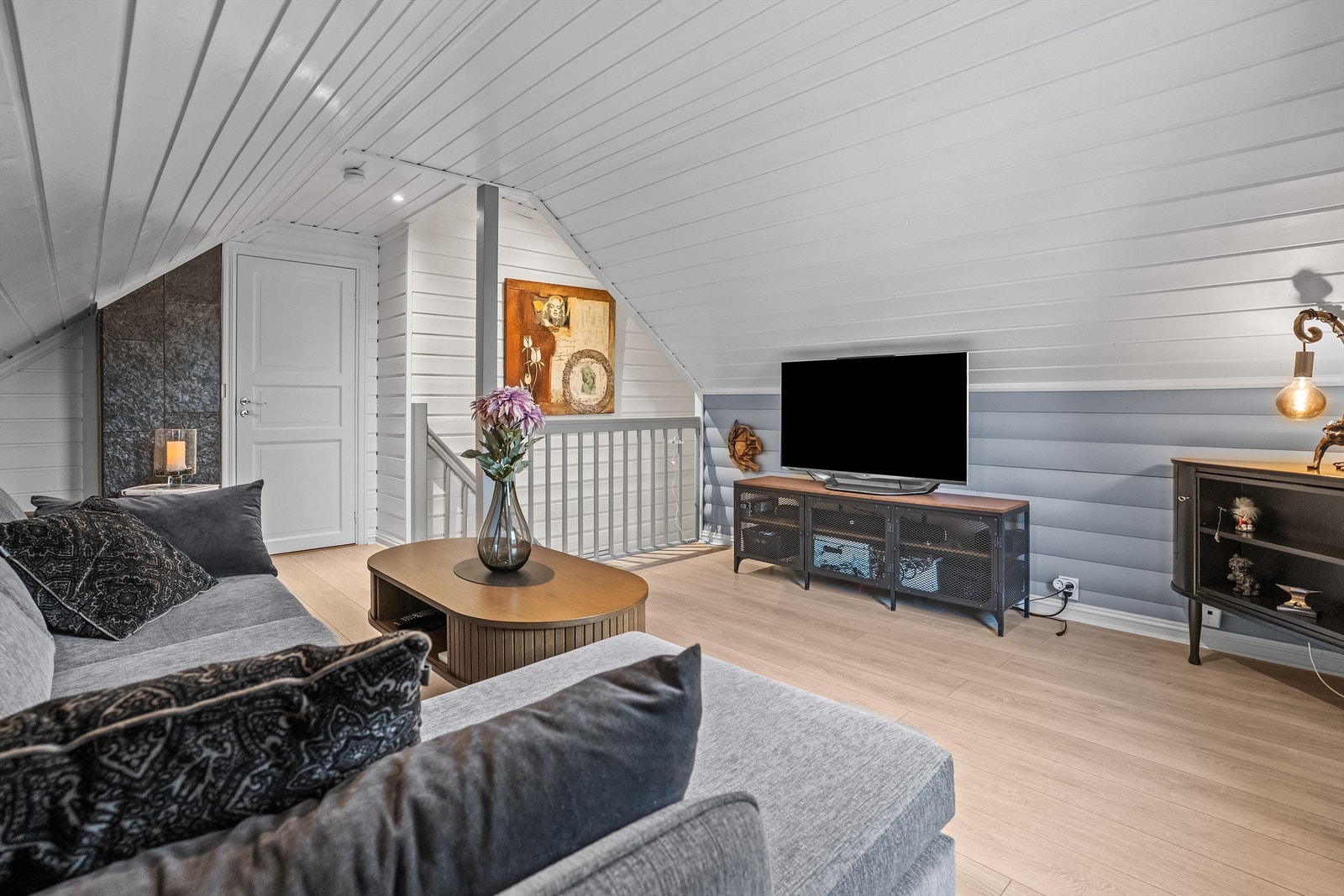 Andre etasje har ekstra lagringsplass i kneveggene mot kaldtloftet. Galleribilde