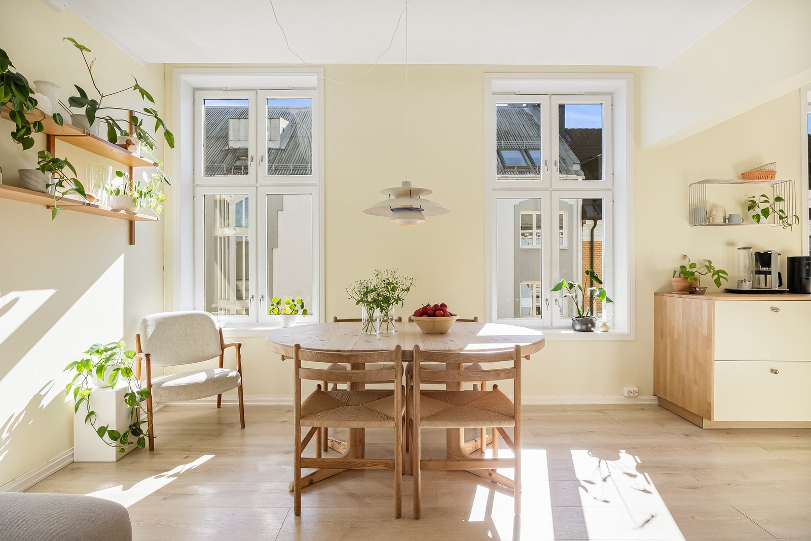 Dype karmer og tre store vindusflater slipper inn rikelig med naturlig lys inn stuen og kjøkkenet Galleribilde