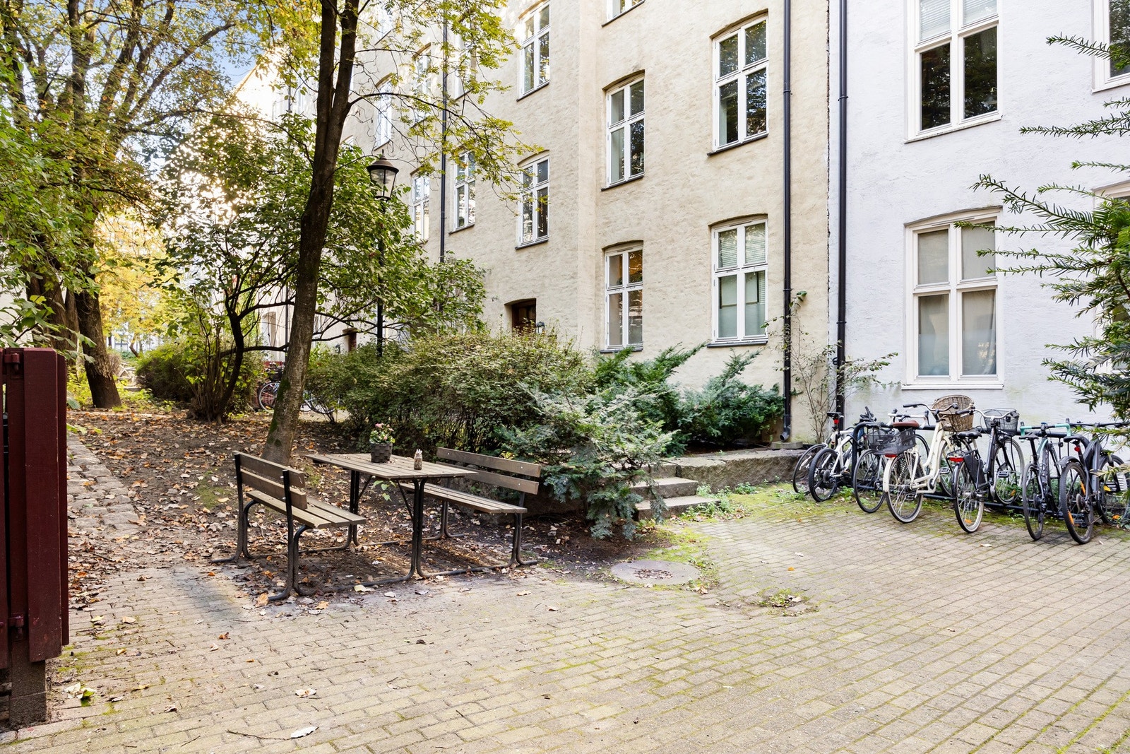 Borettslaget består av 16 andelere, og disponerer en trivelig bakgård med sittegrupper i nydelige omgivelser Galleribilde