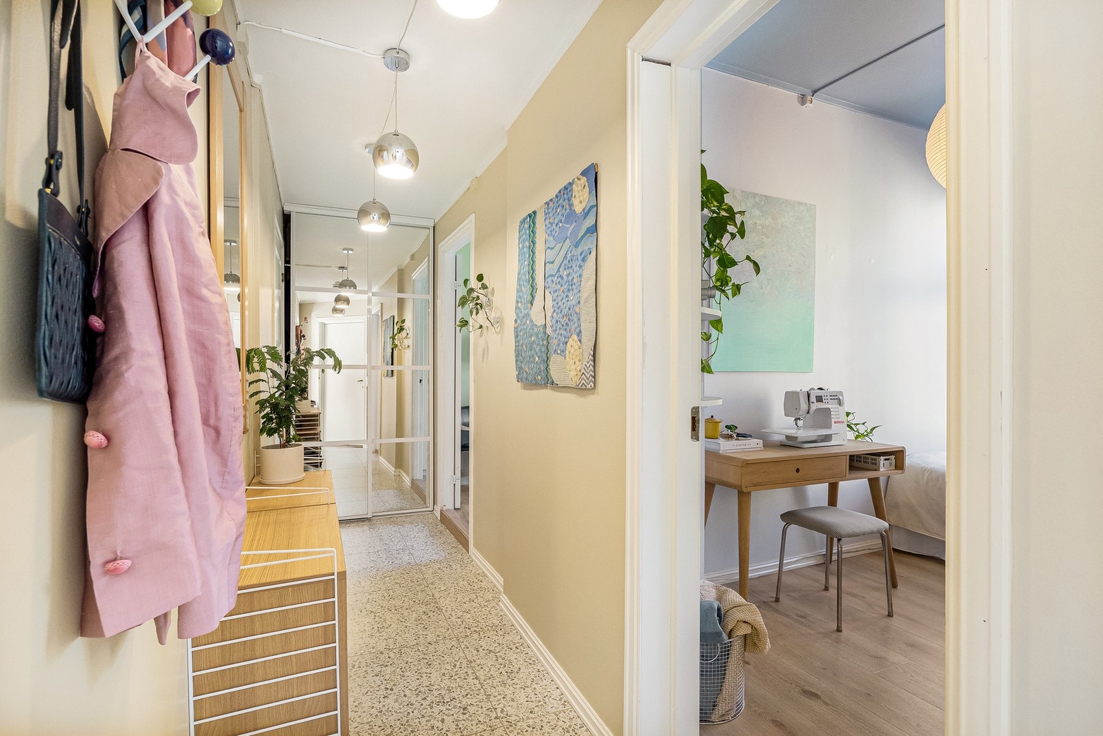 Pent flislagt gang 2021 fremstår både praktisk og innbydende med behagelig gulvvarme Galleribilde