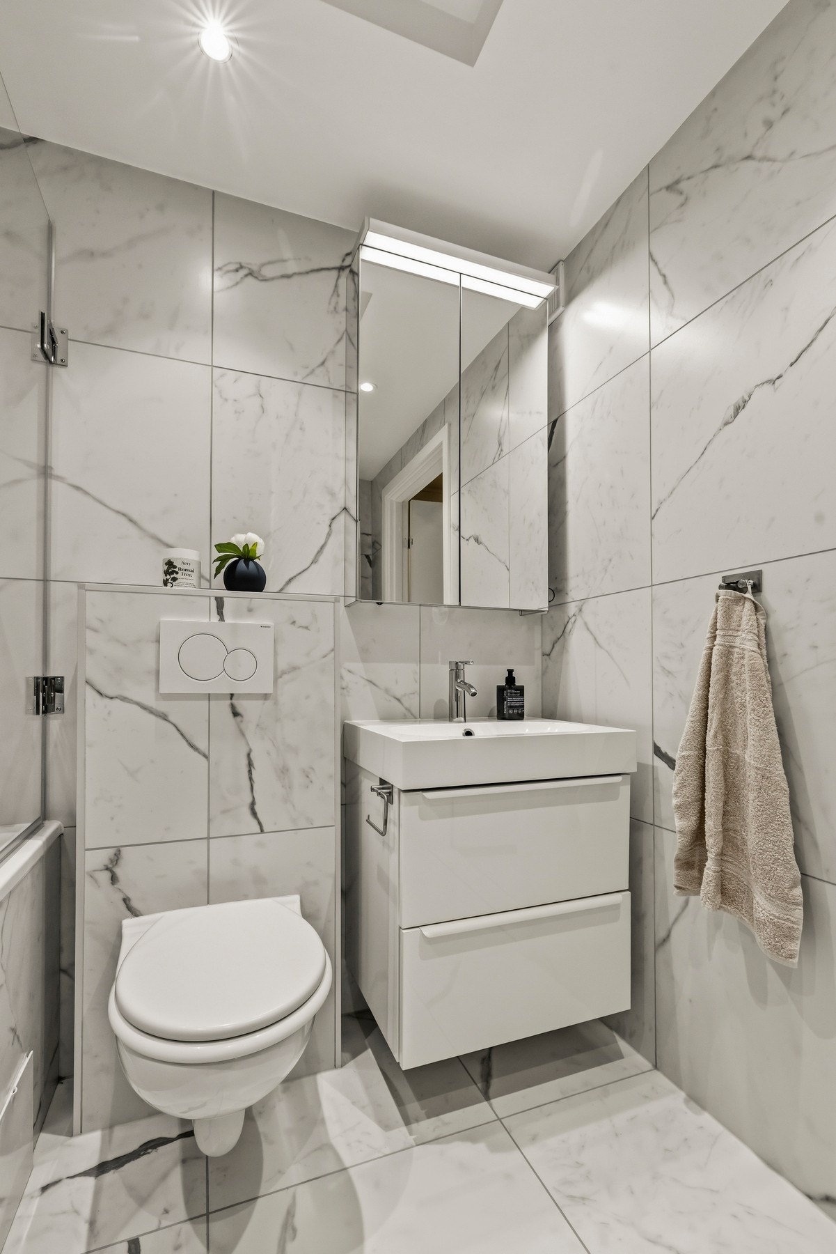 Badet har innredning fra 2017. Galleribilde