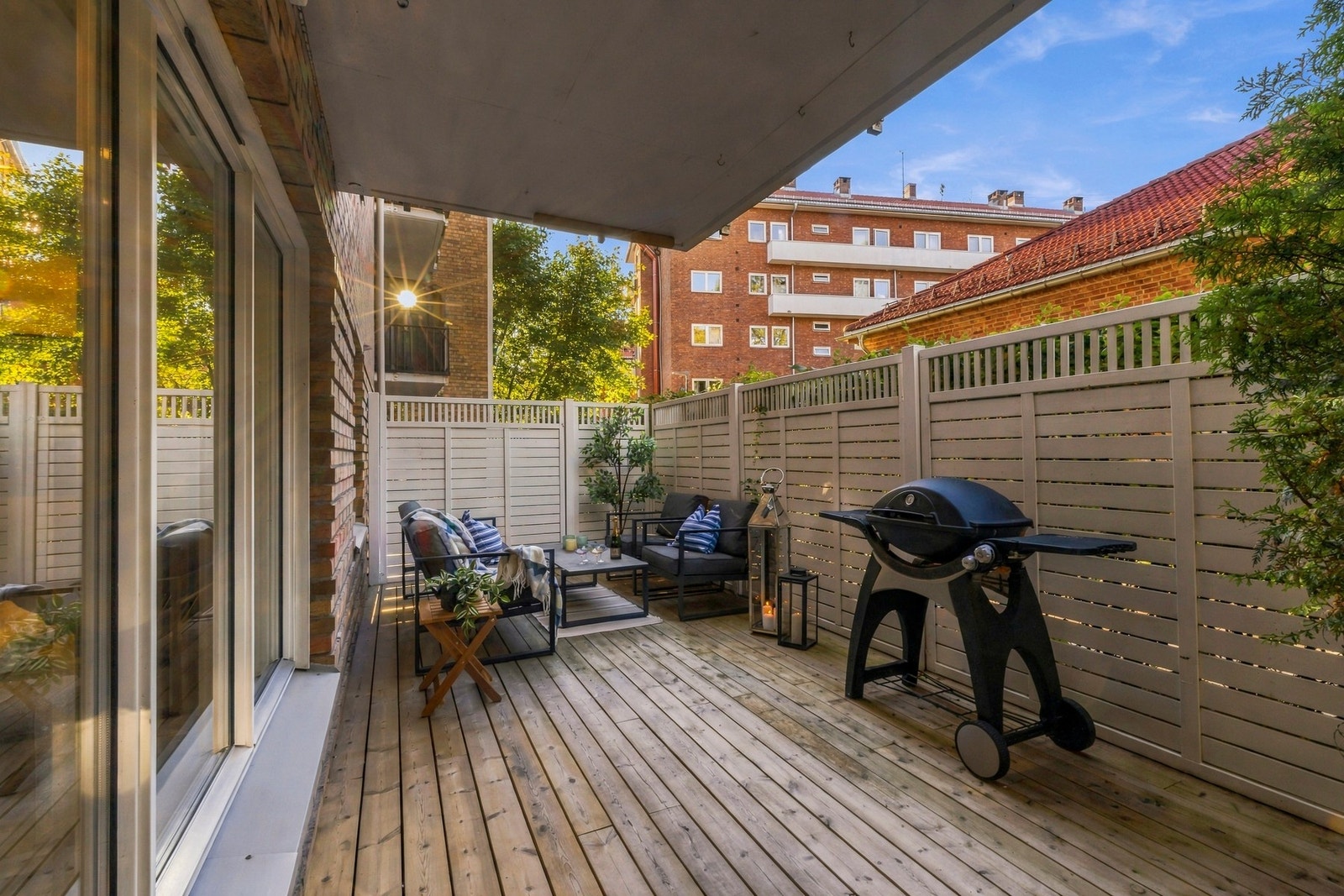 Stor markterrasse - Her kan man nyte fine sommerdager med venner og familie. Galleribilde