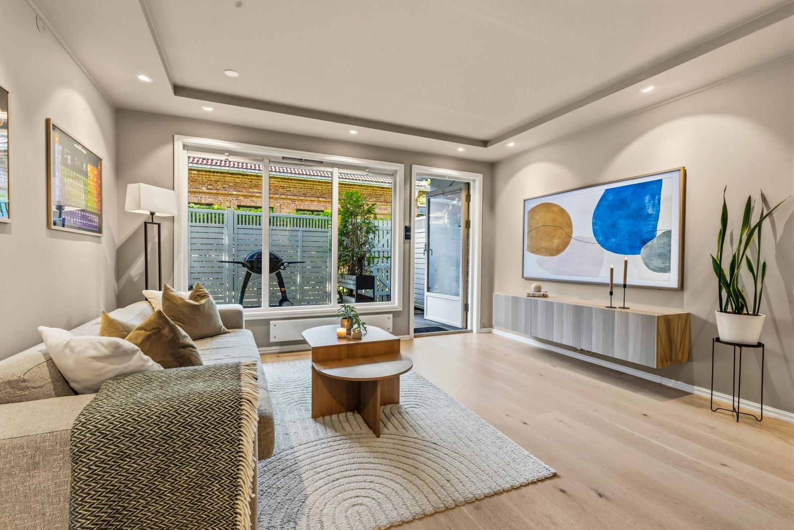 Store vinduer som slipper inn rikelig med naturlig lys. Galleribilde