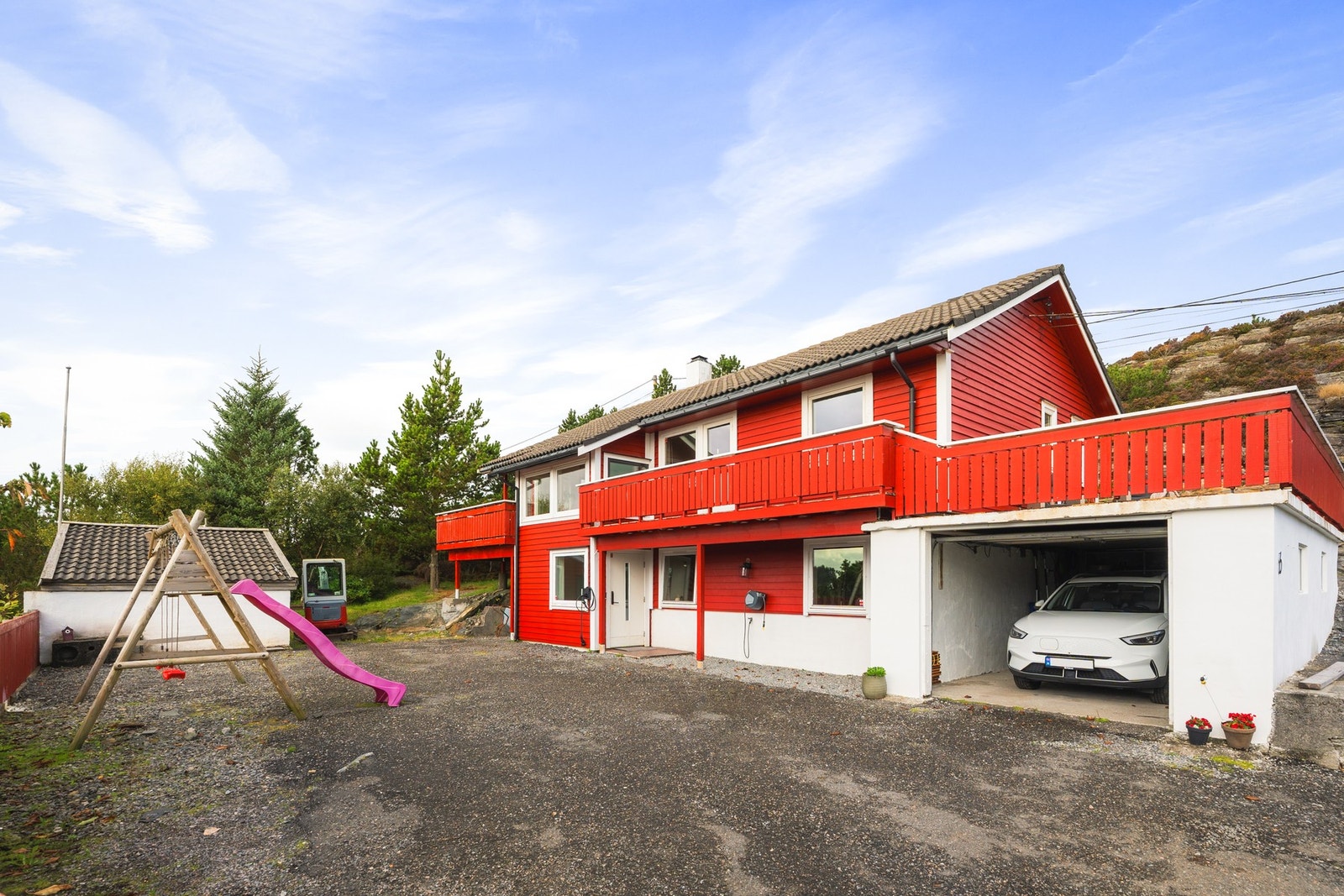 Det er godt med parkeringsplass i en garasje, hvor det også er installert el-bil lader, og ellers på tomten. Galleribilde