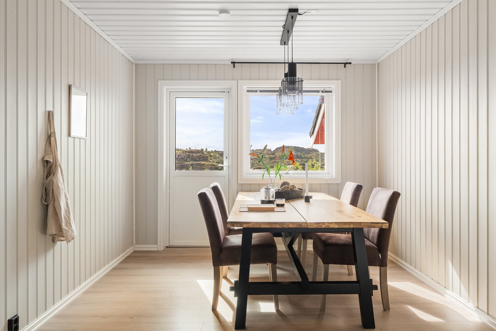 Det er også god plass til spisebord her på kjøkkenet. Galleribilde