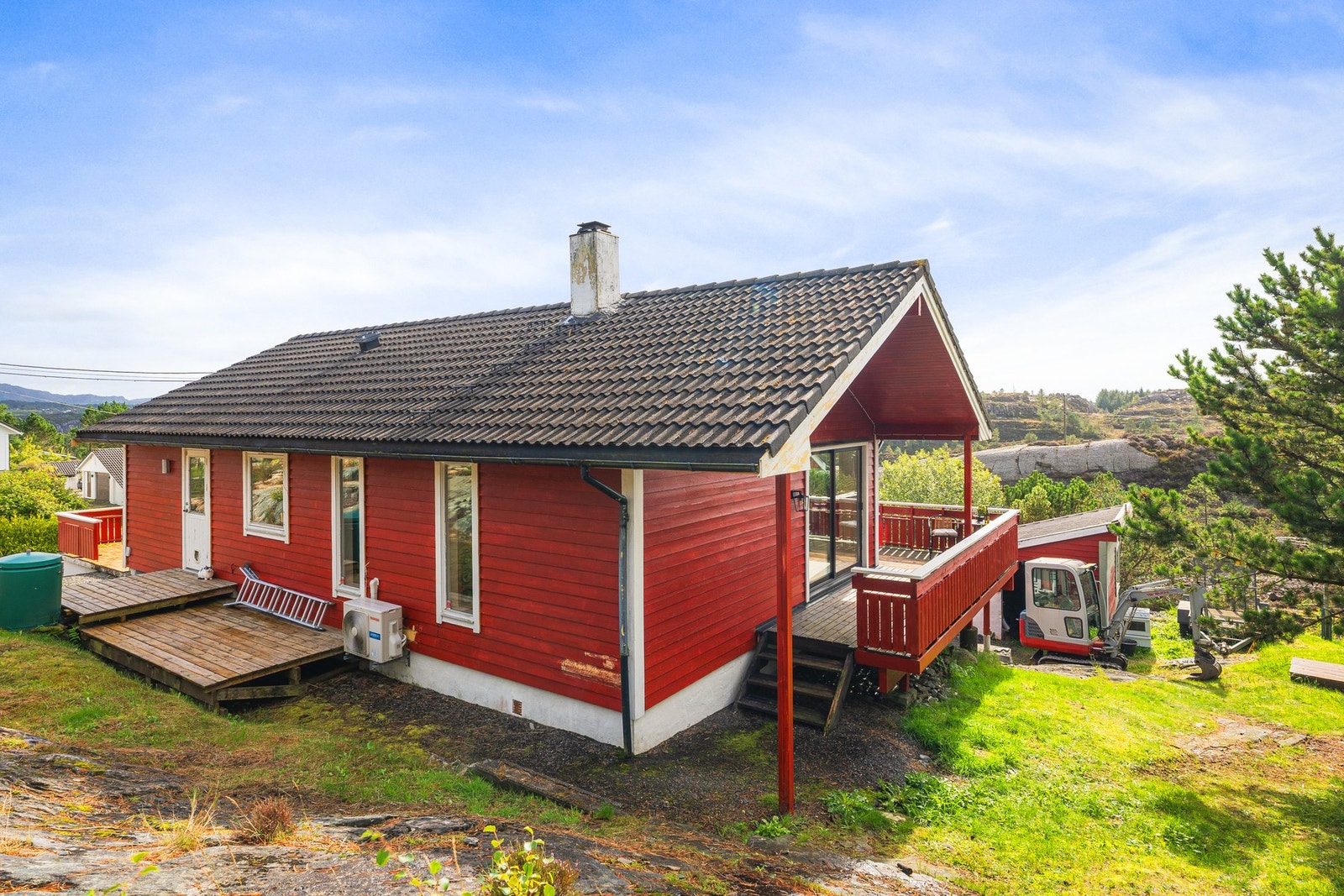 Dette er en stor og innholdsrik enebolig over to plan med en god planløsning og kvaliteter, samt et lekkert bad fra 2021! Galleribilde