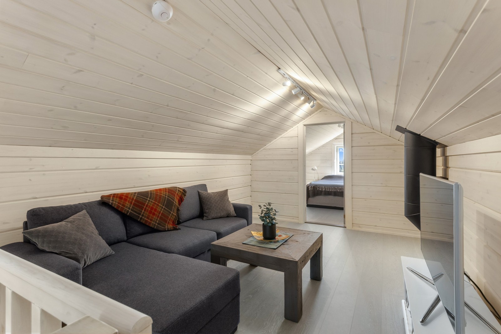 Fra gangen går trappen opp til en hyggelig loftstue med god plass til en ekstra sittegruppe. Galleribilde