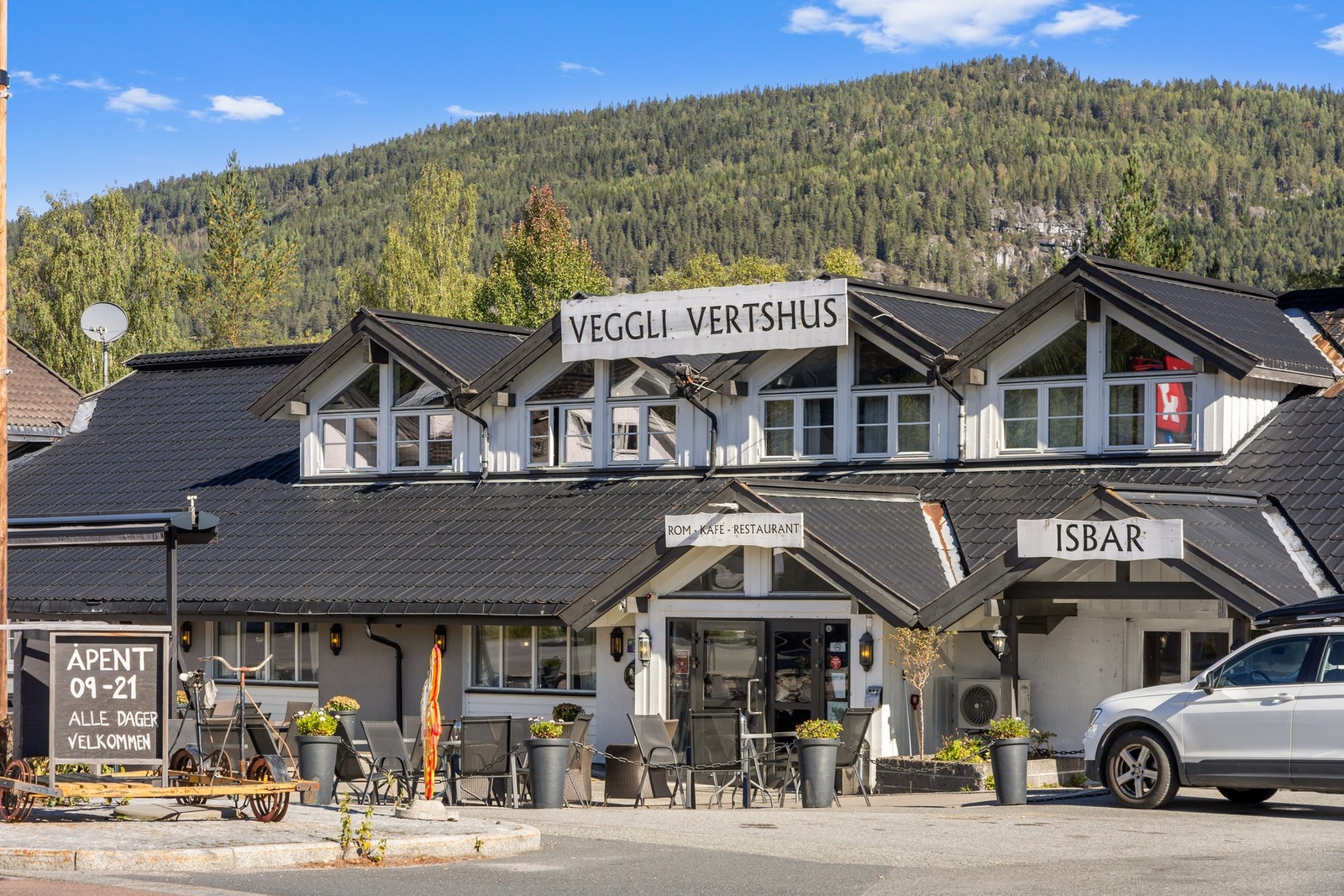 Veggli sentrum - et hyggelig stoppested med kafé, restaurant og lokale tilbud. Galleribilde