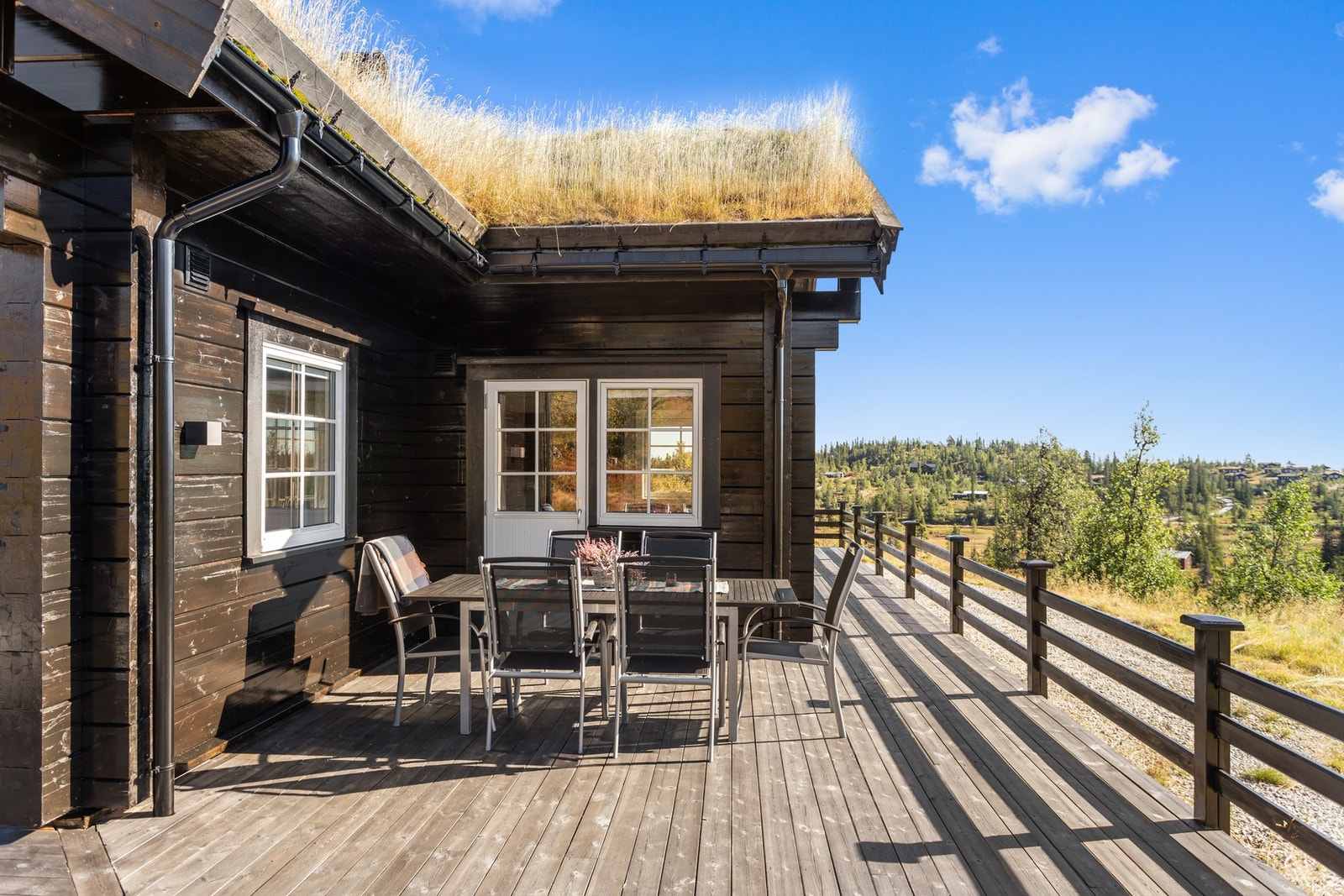 Fra stuen er det direkte utgang til en stor og solrik terrasse med god plass til utemøblering. Her kan du nyte den flotte utsikten og omgivelsene rundt hytta. Galleribilde