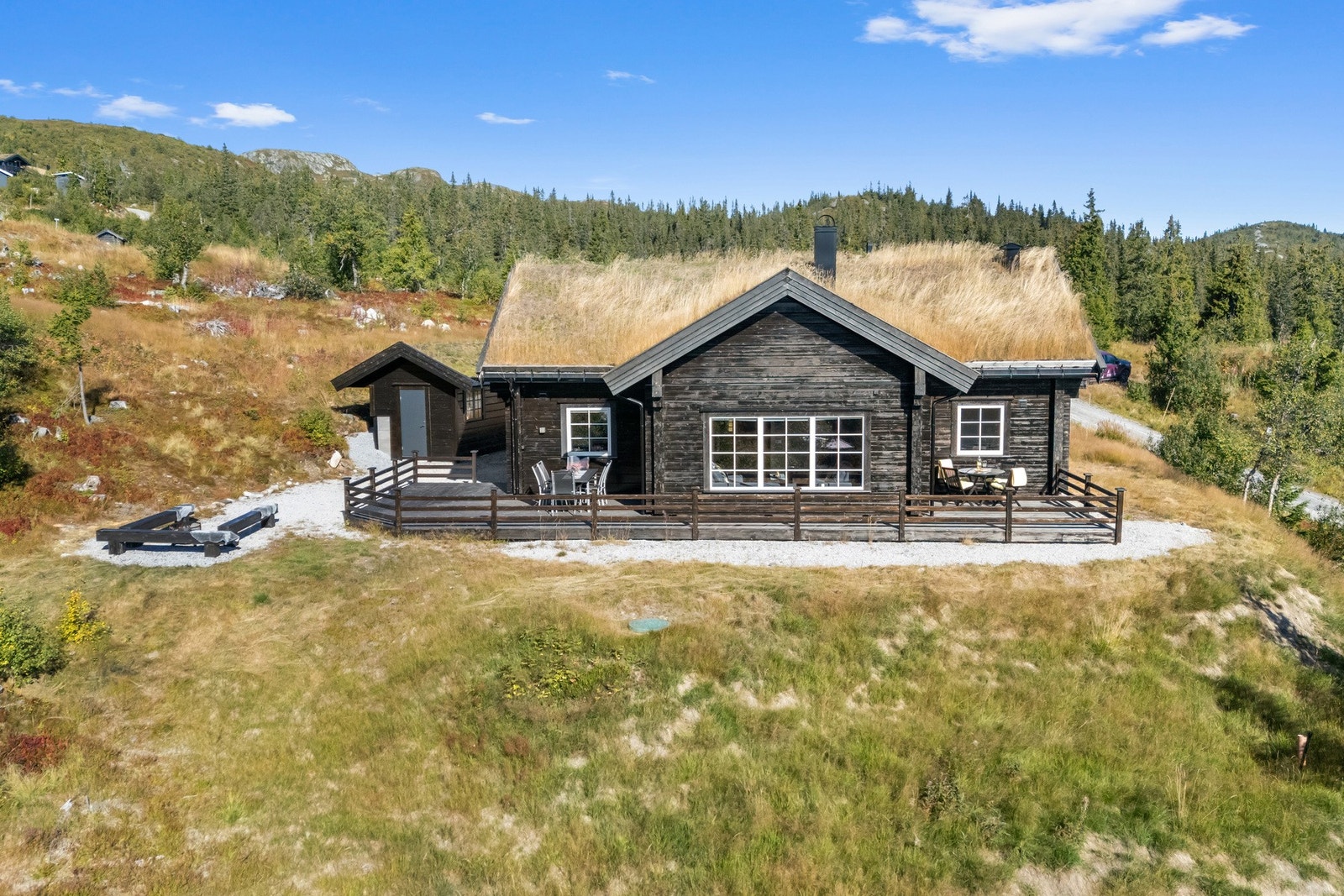 Flott beliggenhet i naturskjønne omgivelser, med hytta vakkert plassert i terrenget og omgitt av fjell, skog og vidstrakte naturområder. Galleribilde