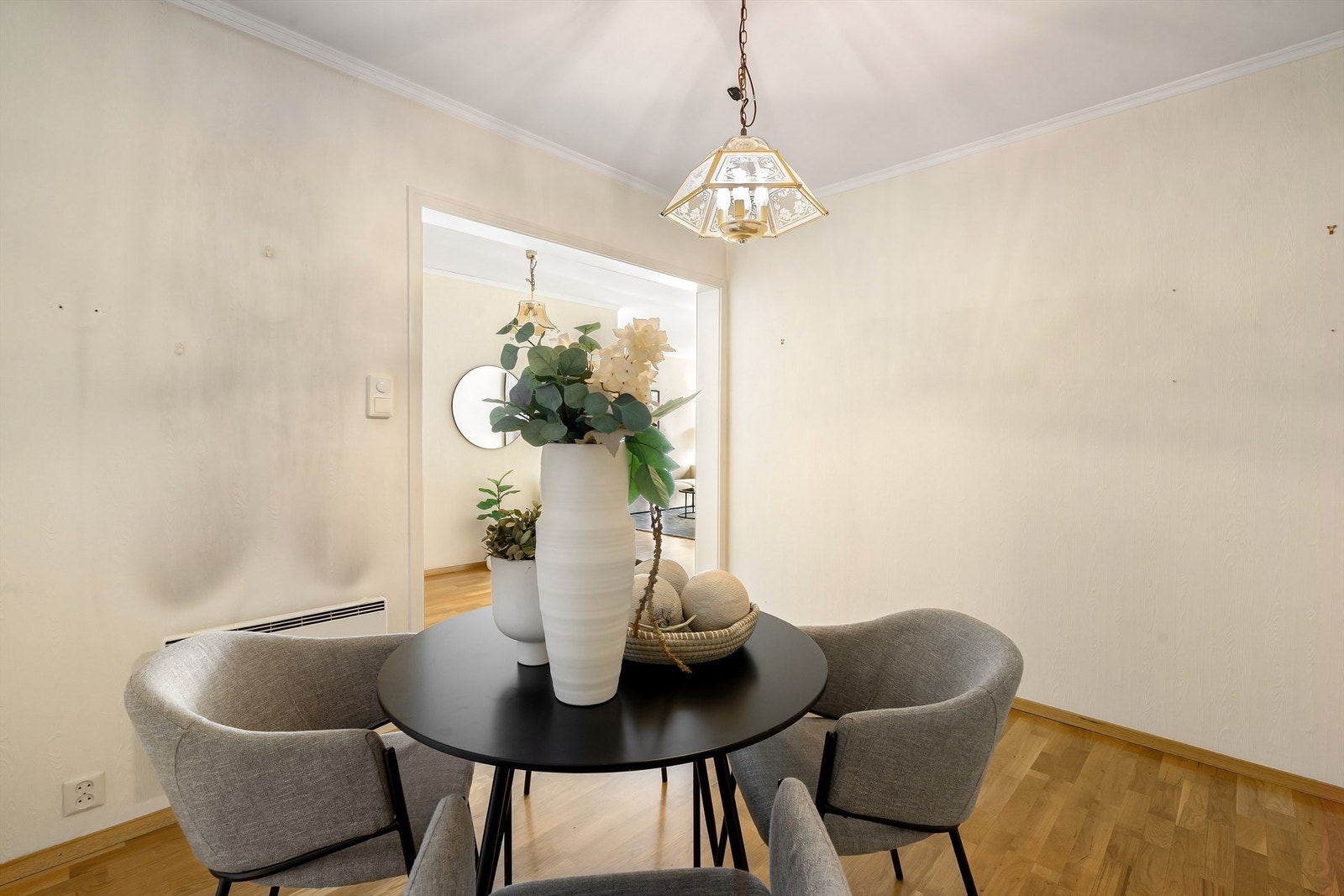 Rommet har parkett på gulv og naturlig lys fra tilstøtende rom. Galleribilde