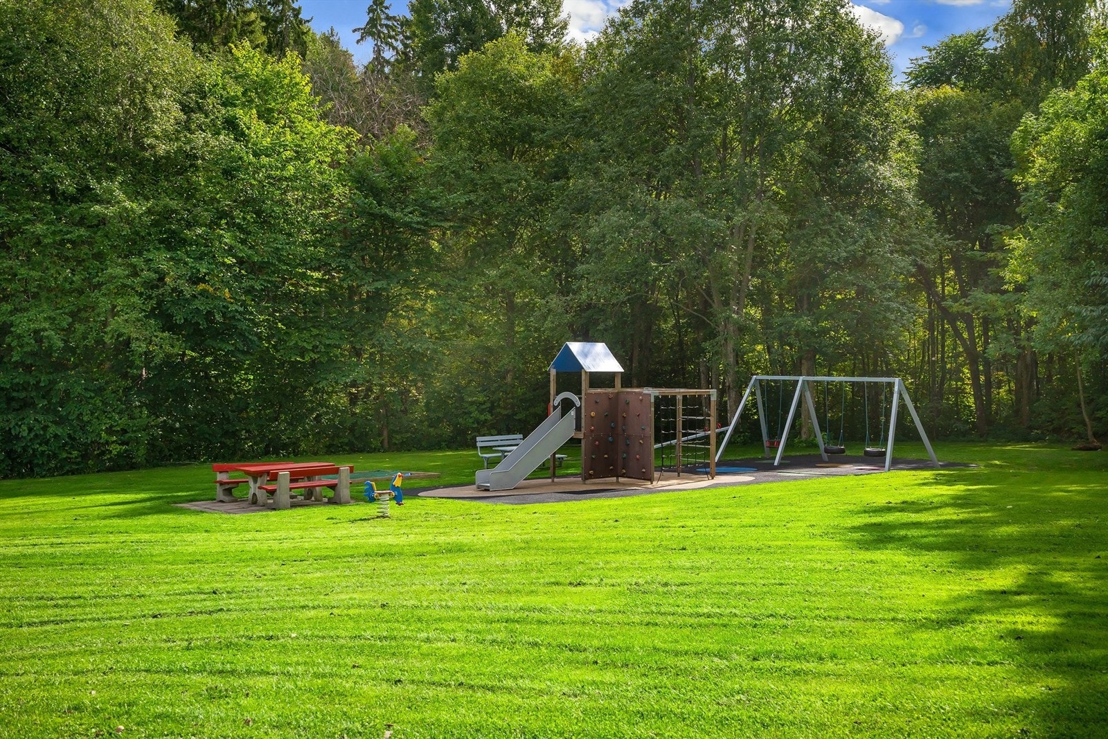 Flott lekeplass på fellesområdet med husker, klatrestativ og sittebenker. Galleribilde