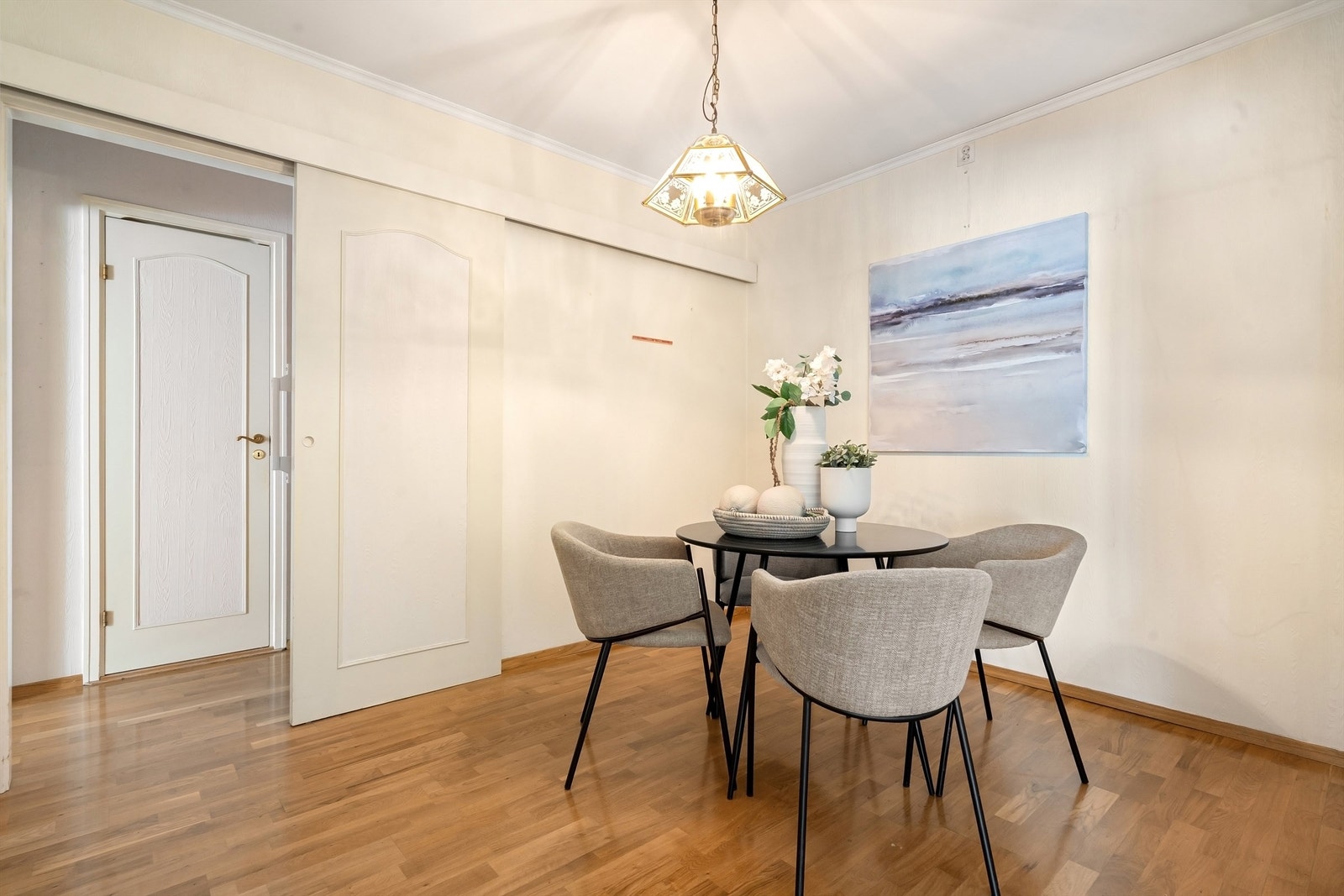Separat spisestue med god plass til spisebord og hyggelige måltider. Galleribilde