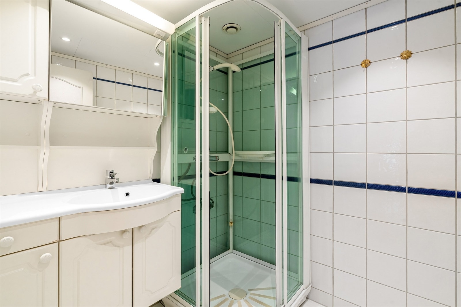 Himling med downlights fra 2025 og flislagte overflater. Galleribilde