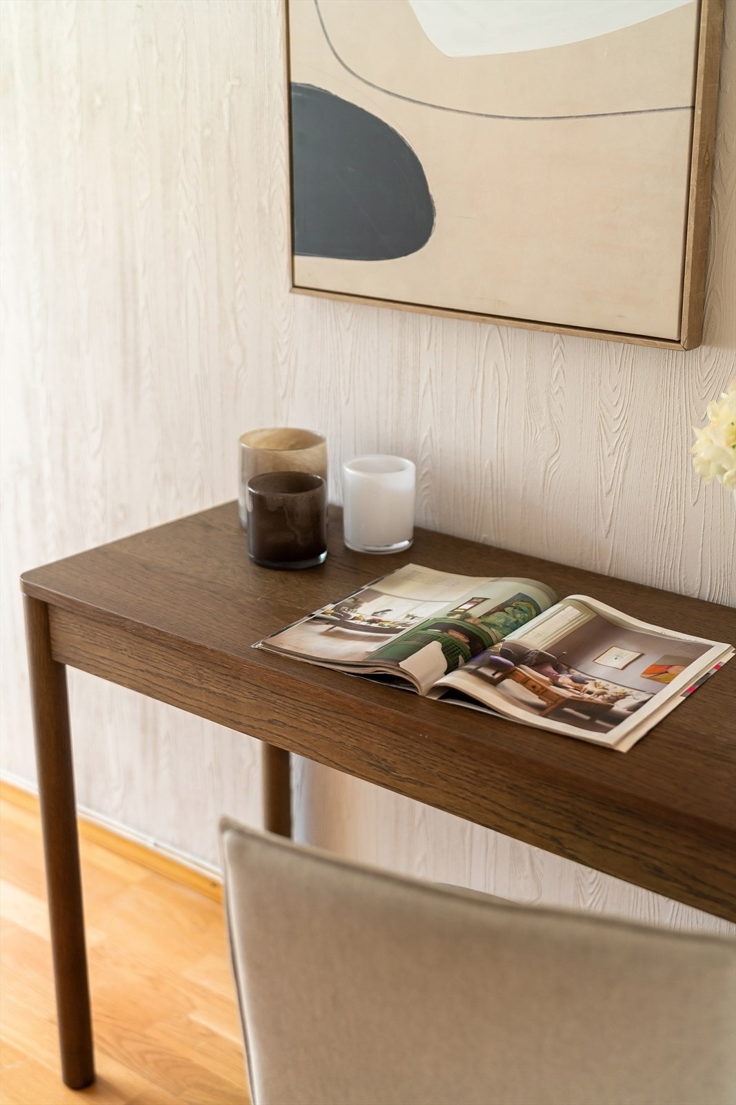 Fin arbeidsplass med naturlig lysinnslipp. Galleribilde