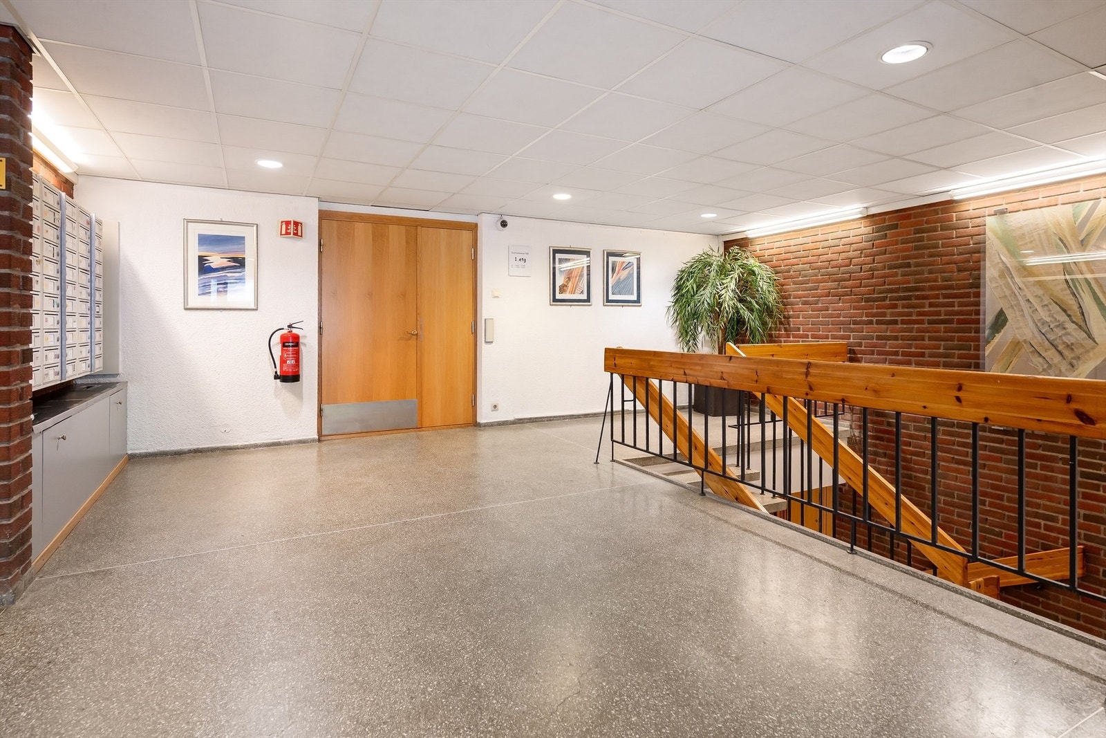 Velholdt felles inngangsparti med heisadkomst til leilighetsplanet. Galleribilde