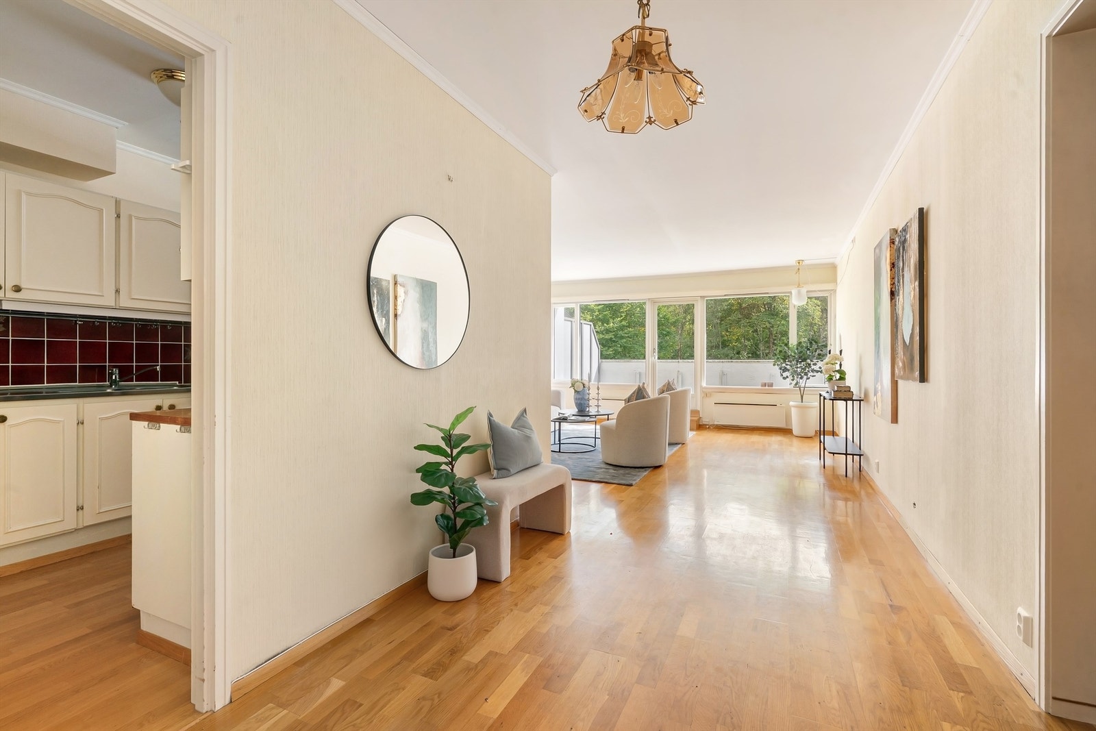 Rikelig med naturlig dagslys strømmer inn fra de store vindusflatene i stuen. Galleribilde