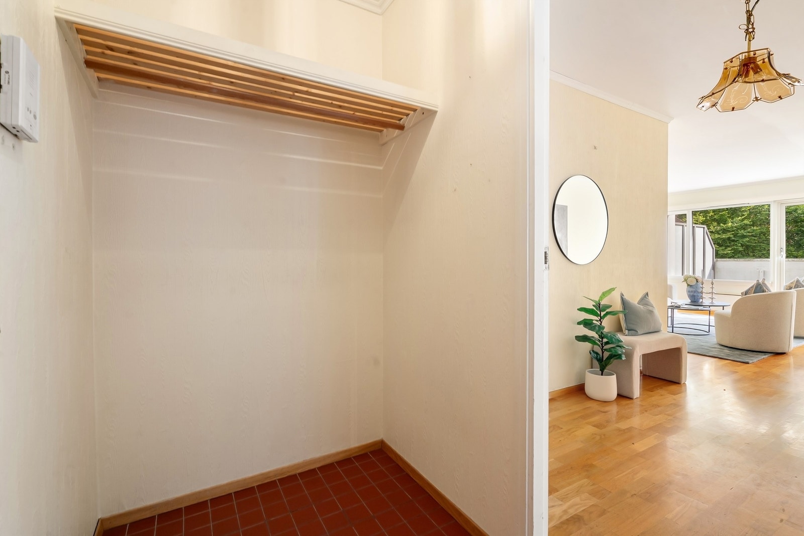 Åpen overgang fra entréen videre inn mot leilighetens oppholdsrom. Galleribilde