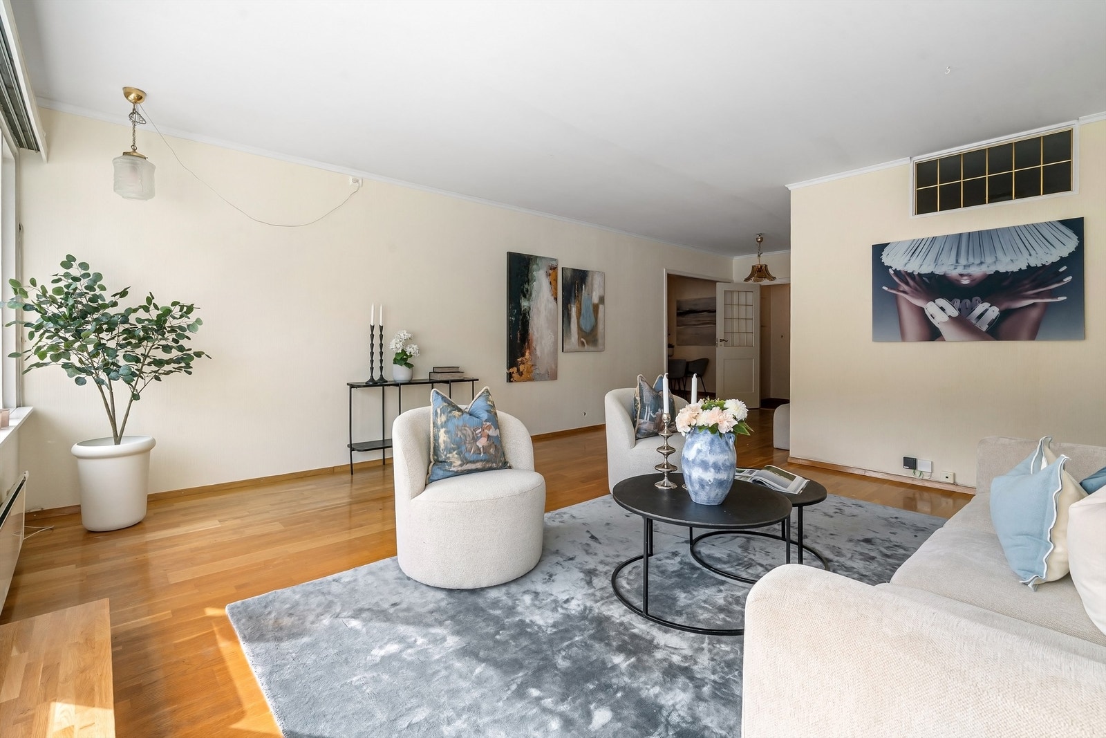 Fløydør med glassfelt leder inn til den tilstøtende spisestuen. Galleribilde