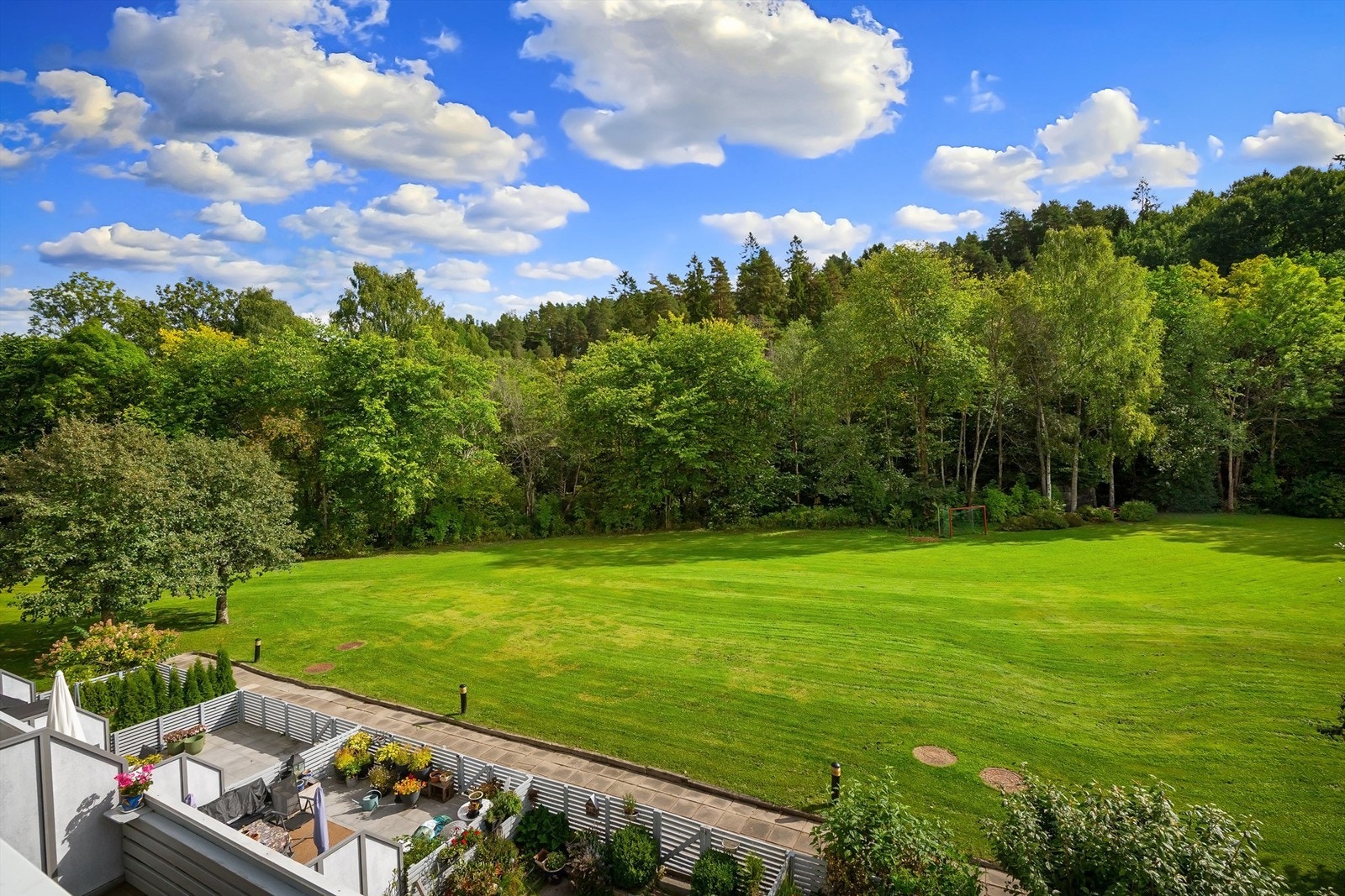 Frodig friområde like ved eiendommen med kort vei til Sloreåsen slalåmbakke. Galleribilde