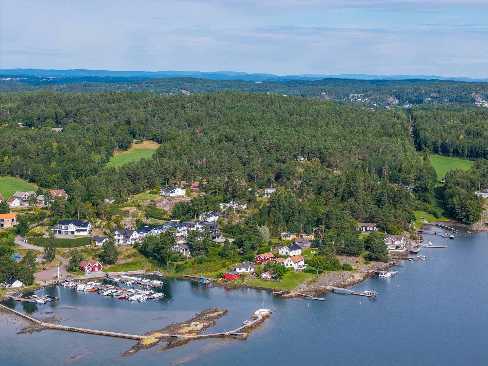 Tjøme er spesielt kjent for sin vakre skjærgård og nesten alle veier leder til havet og fra eiendommen kan du gå ned til sjøen og båten din om den ligger nede i båthavnen. Galleribilde