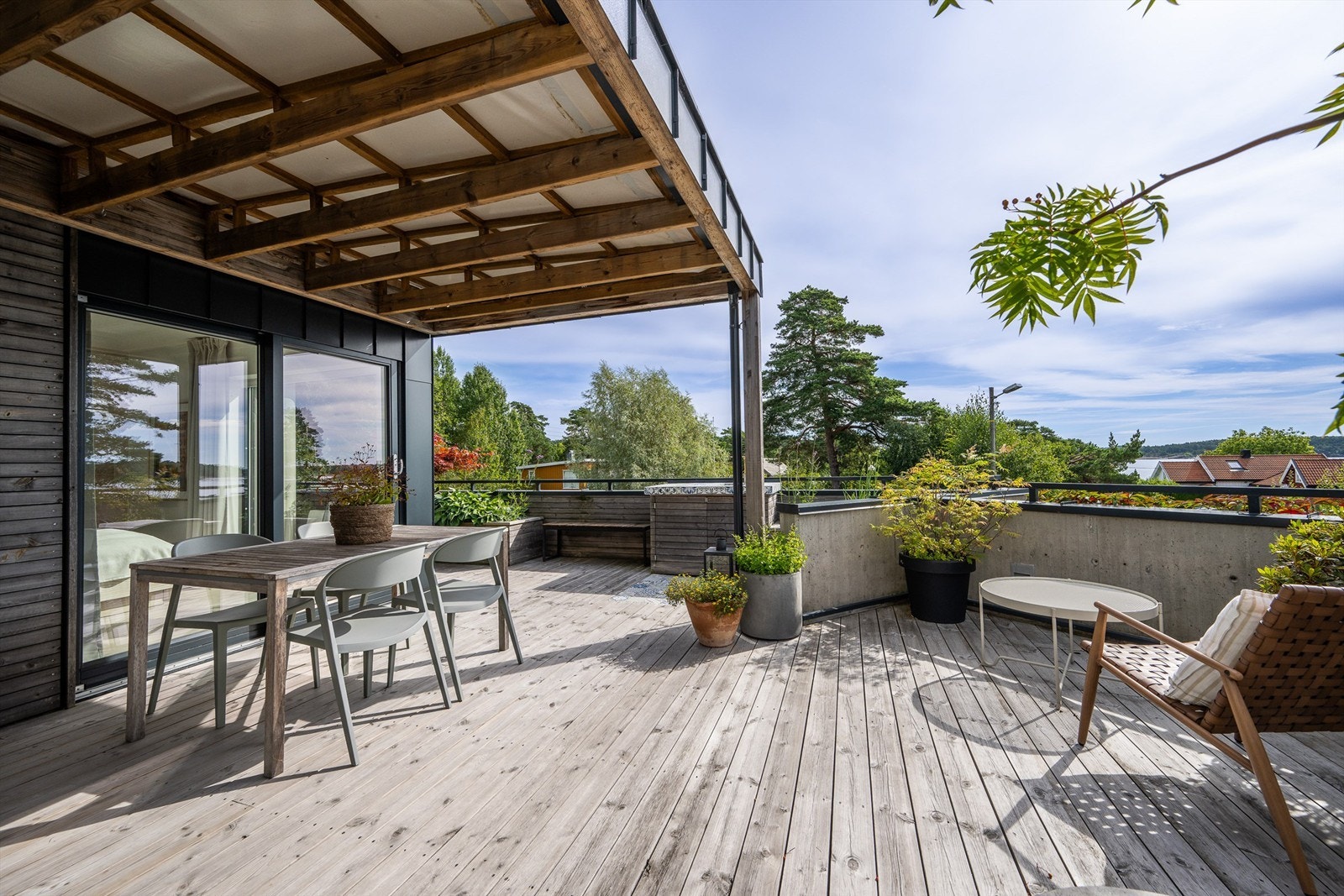 Terrassen er på hele 46 kvm og er delvis overbygget med pergola og den har et eget utekjøkken. Galleribilde