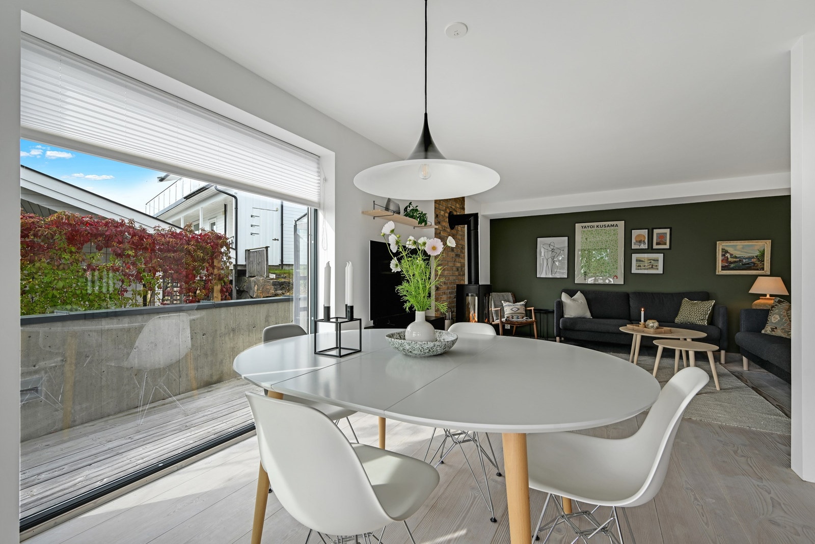 Kjøkkenet ligger i åpen løsning med stuen og har godt med skap og benkeplass. Galleribilde