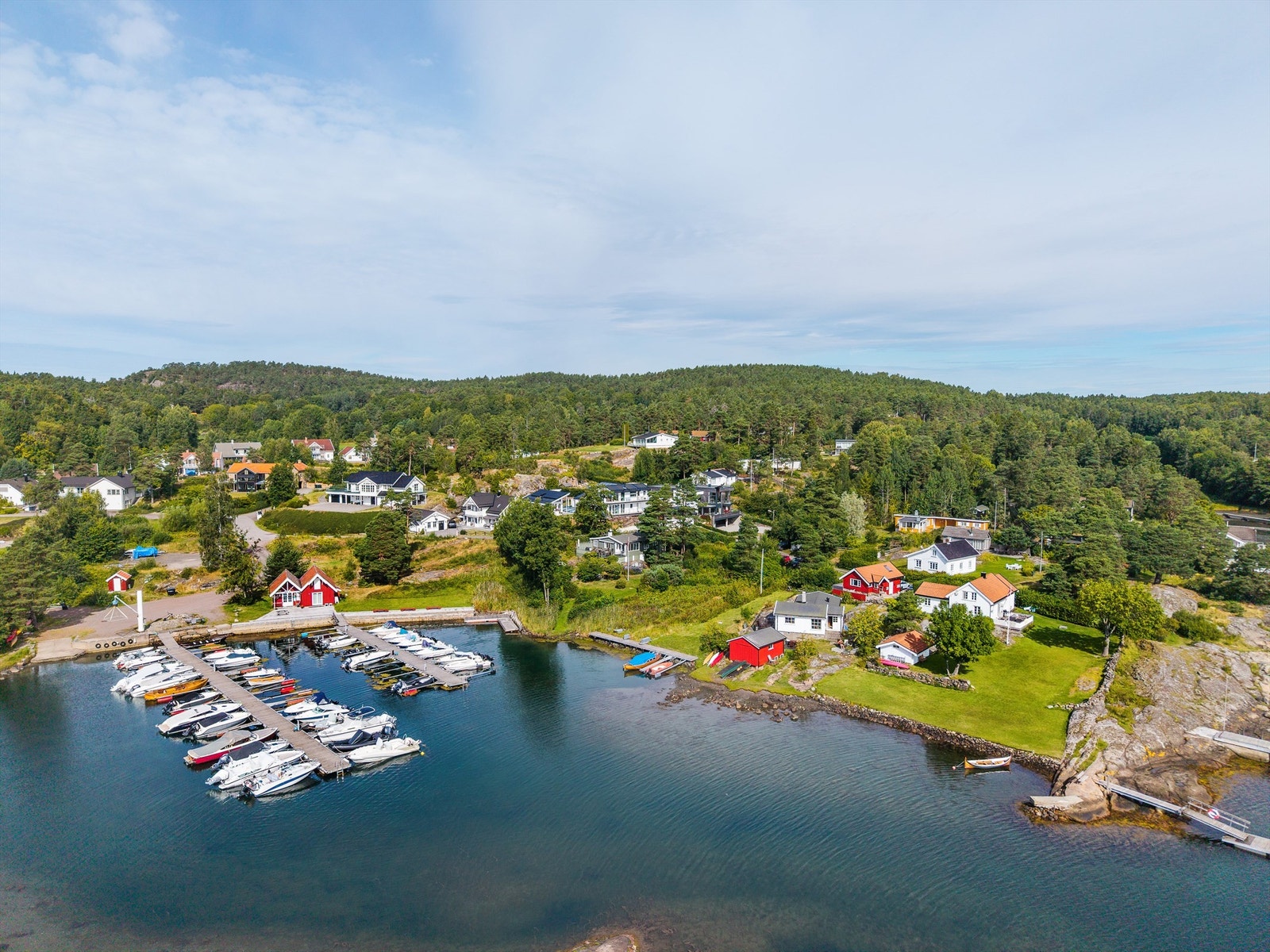 Fantastiske svaberg og badebrygge fra Holtane Vel og Båtforening, som ligger ca. 100 meter fra eiendommen. Galleribilde