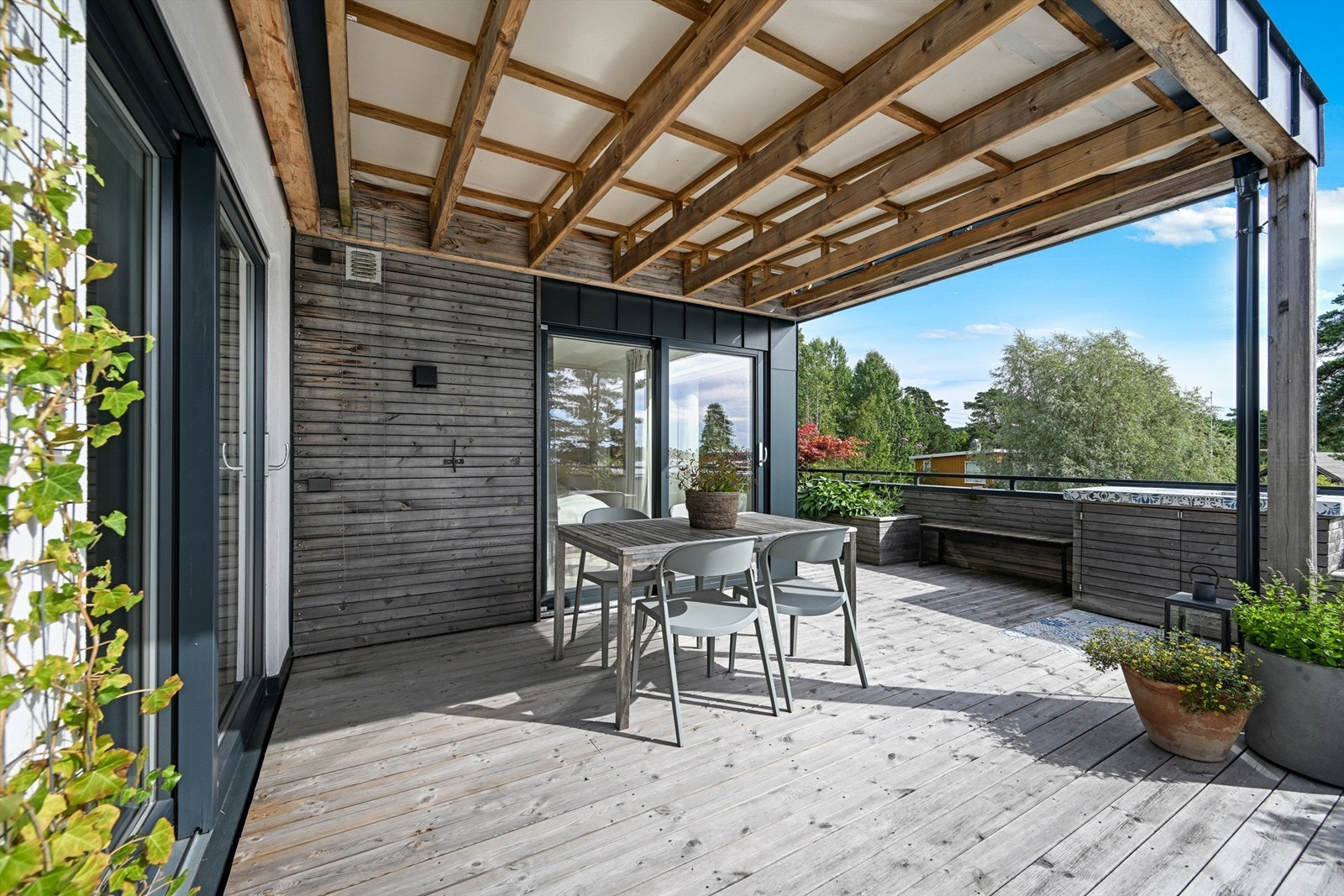 God plass til spisegruppe på terrassen Galleribilde