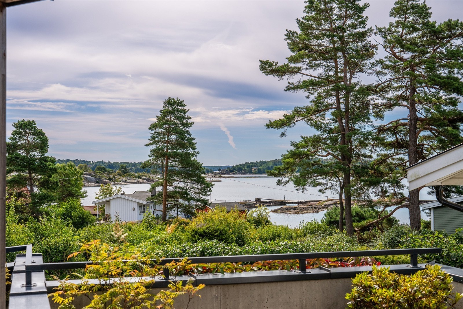 Her kan du nærmest gå barbent ned til båthavnen, hvor du også har mulighet til å søke om å leie båtplass i Holtane Vel- og båtforening. Galleribilde