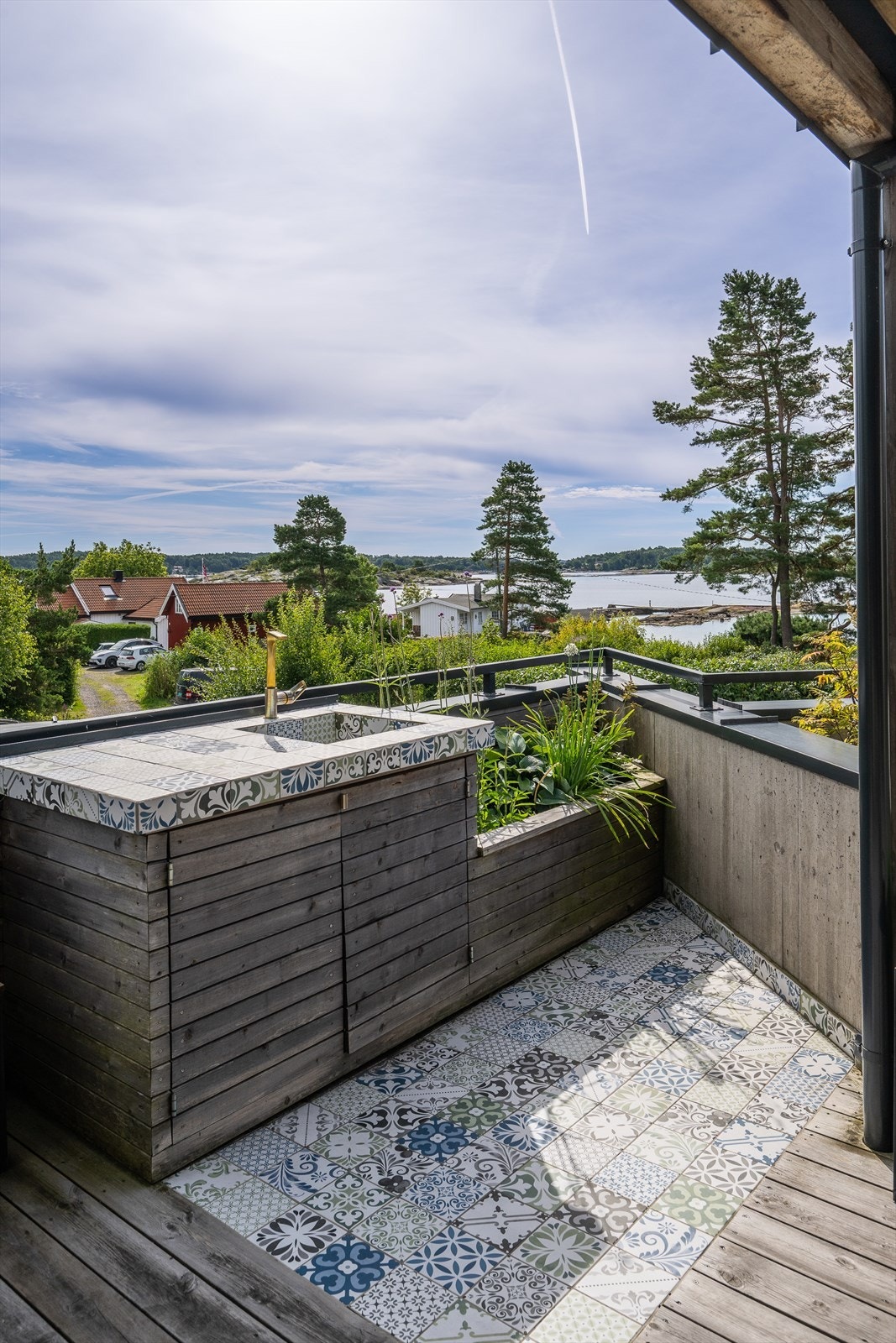 Her er du umiddelbart ute i en av Norges flotteste skjærgårder. Tjøme er ett av Norges steder med flest soltimer, kombinert med fantastiske sandstrender, badeplasser og varme svaberg - gjør det Tjøme til et attraktivt sted å bosette seg og feriere. Galleribilde