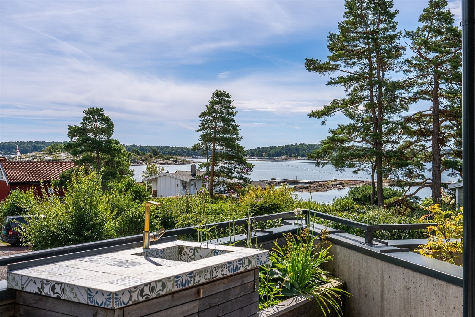 Fantastiske svaberg og badebrygge fra Holtane Vel og Båtforening, som ligger ca. 100 meter fra eiendommen. Galleribilde