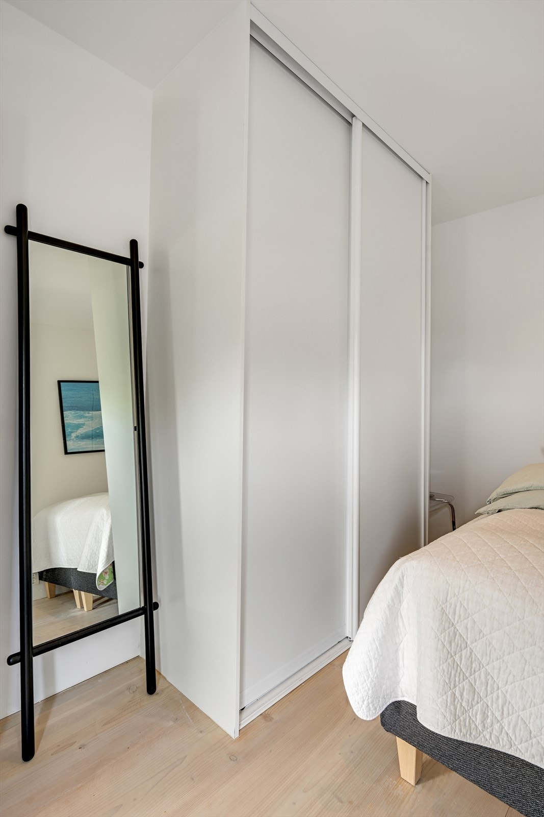 Her er det også en fin garderobe med skyvedører Galleribilde