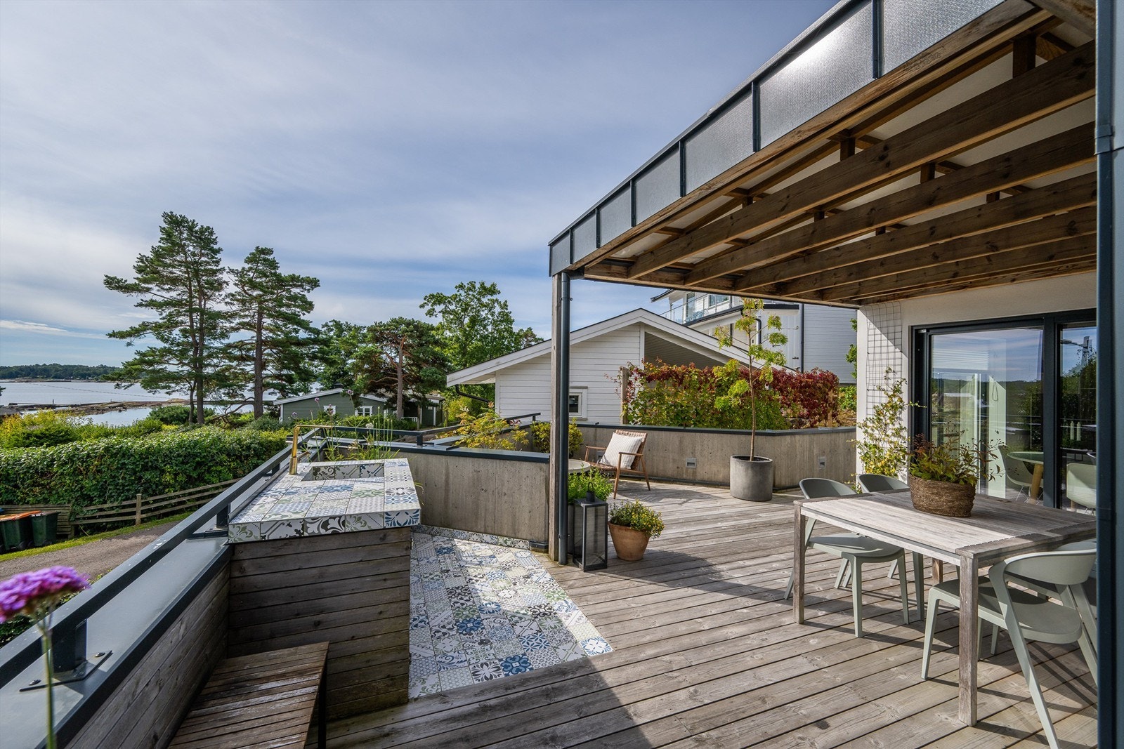 En deilig terrasse blir som en forlengelse av stuen/spisestuen på sommerstid Galleribilde
