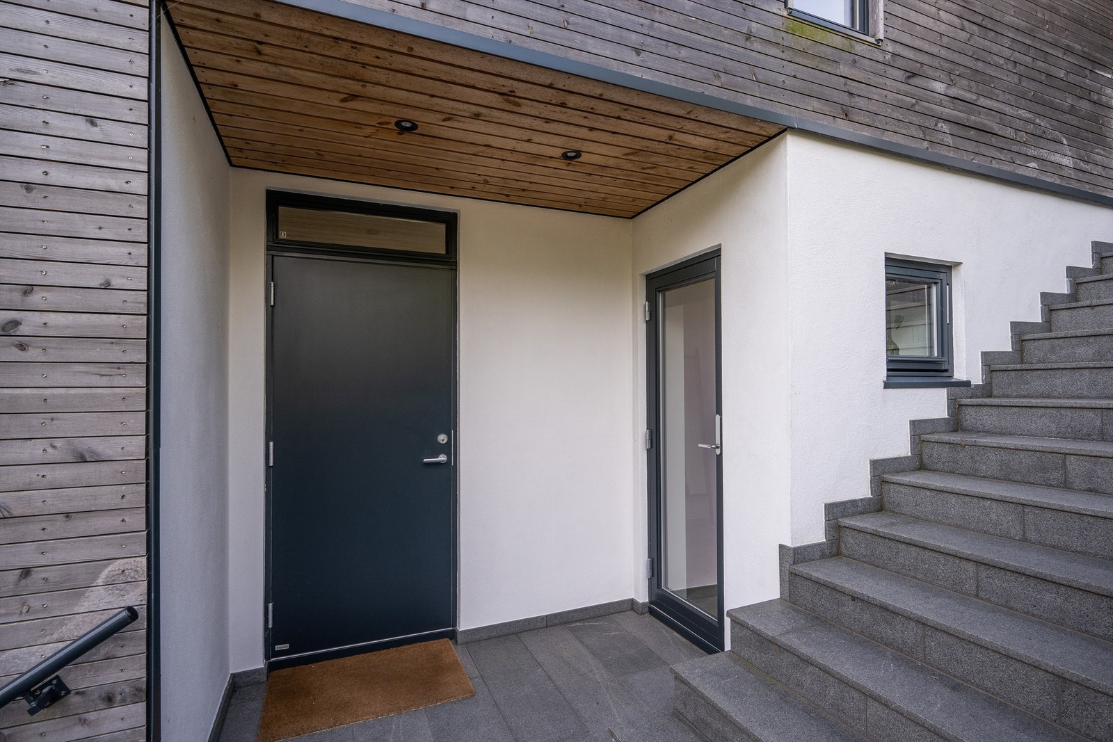 Velkommen inn! Leiligheten har adkomst via felles utvendig trapp med seksjon 1 opp fra gårdsplassen. Galleribilde