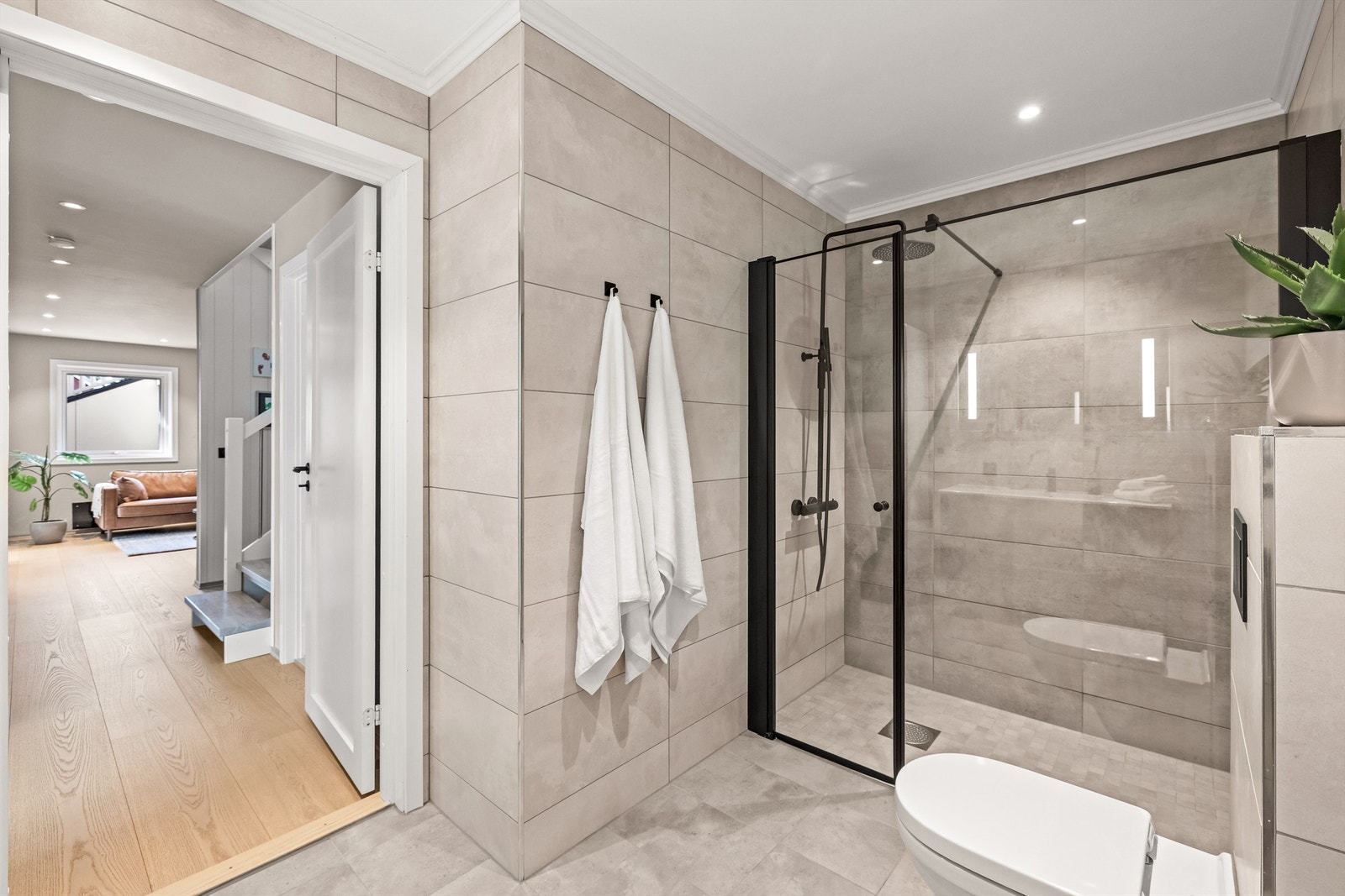 Badet har elektriske varmekabler i gulvet og balansert ventilasjon. Galleribilde