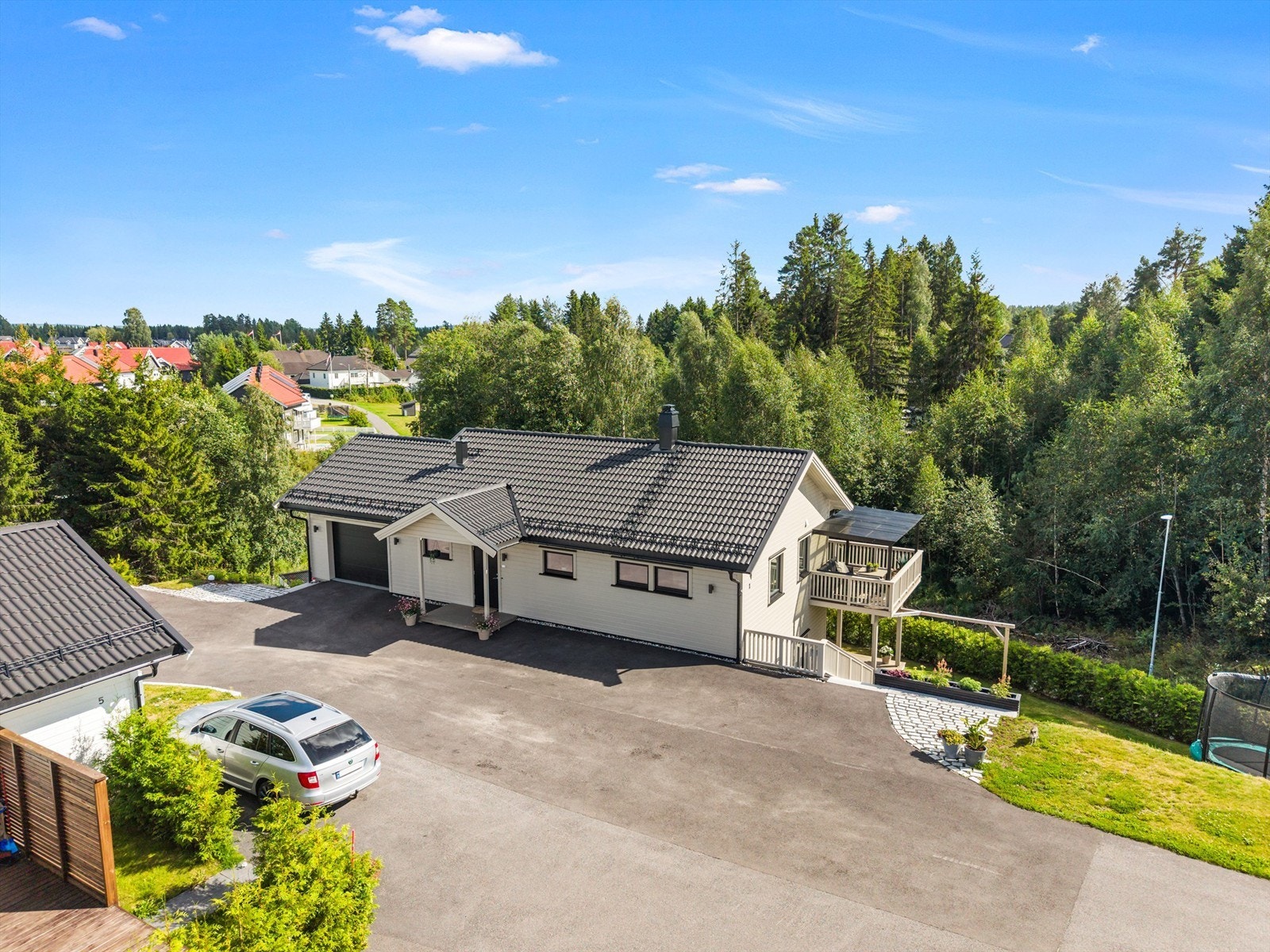 Asfaltert gårdsplass med plass til parkering. Galleribilde