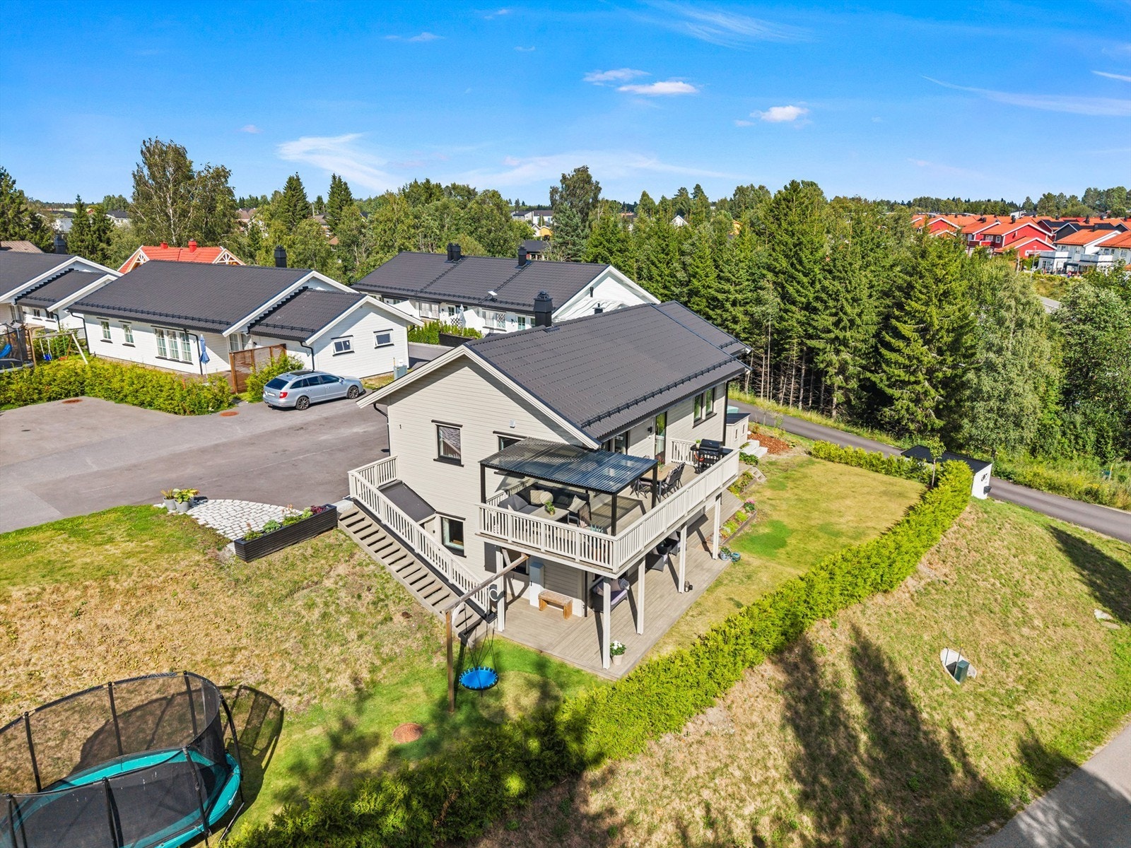 Eiendommen ligger landlig til men også nær Jessheim i barnevennlig område. Galleribilde