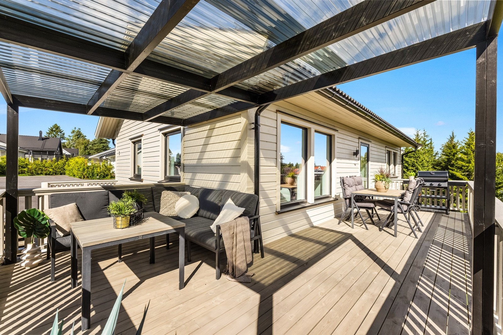 God plass til både sofagruppe og spiseplass på den store verandaen. Galleribilde